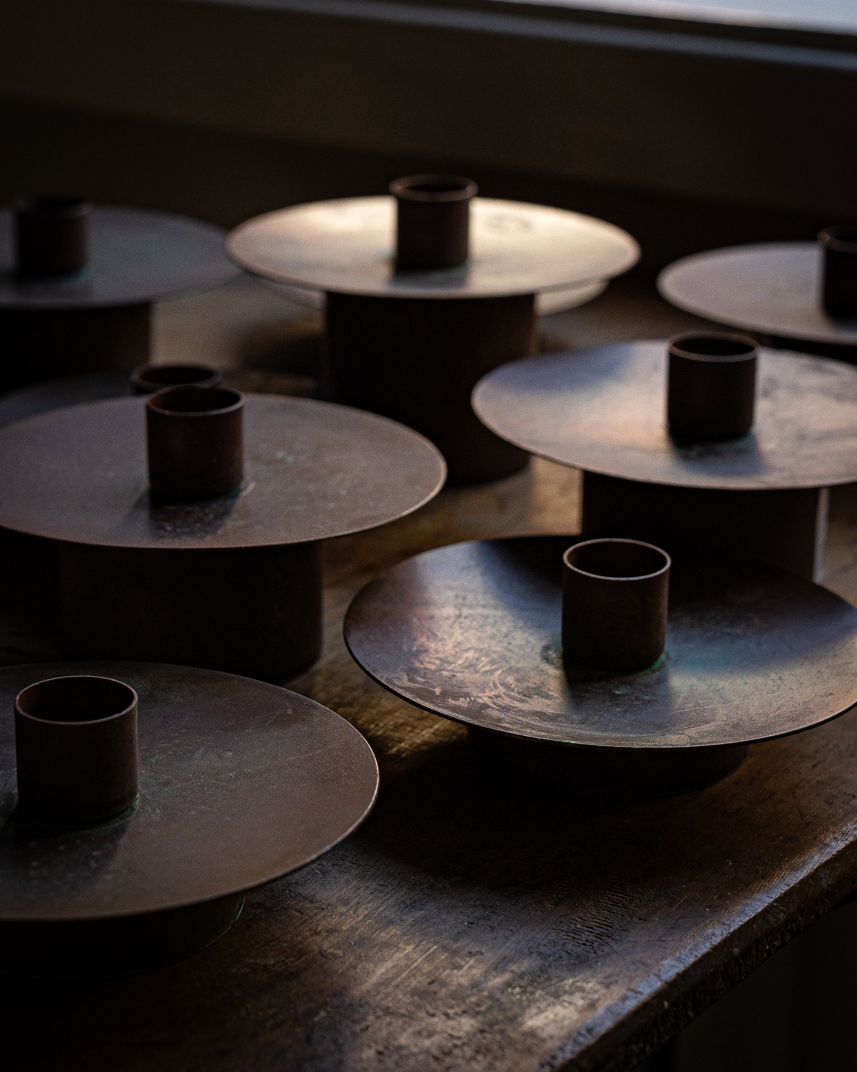 Flere lysestaker i kobber samlet 