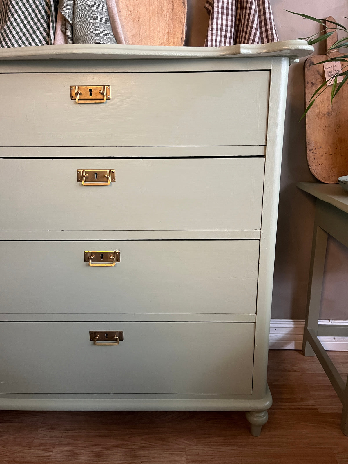 vintage-kommode-med-messingbeslag