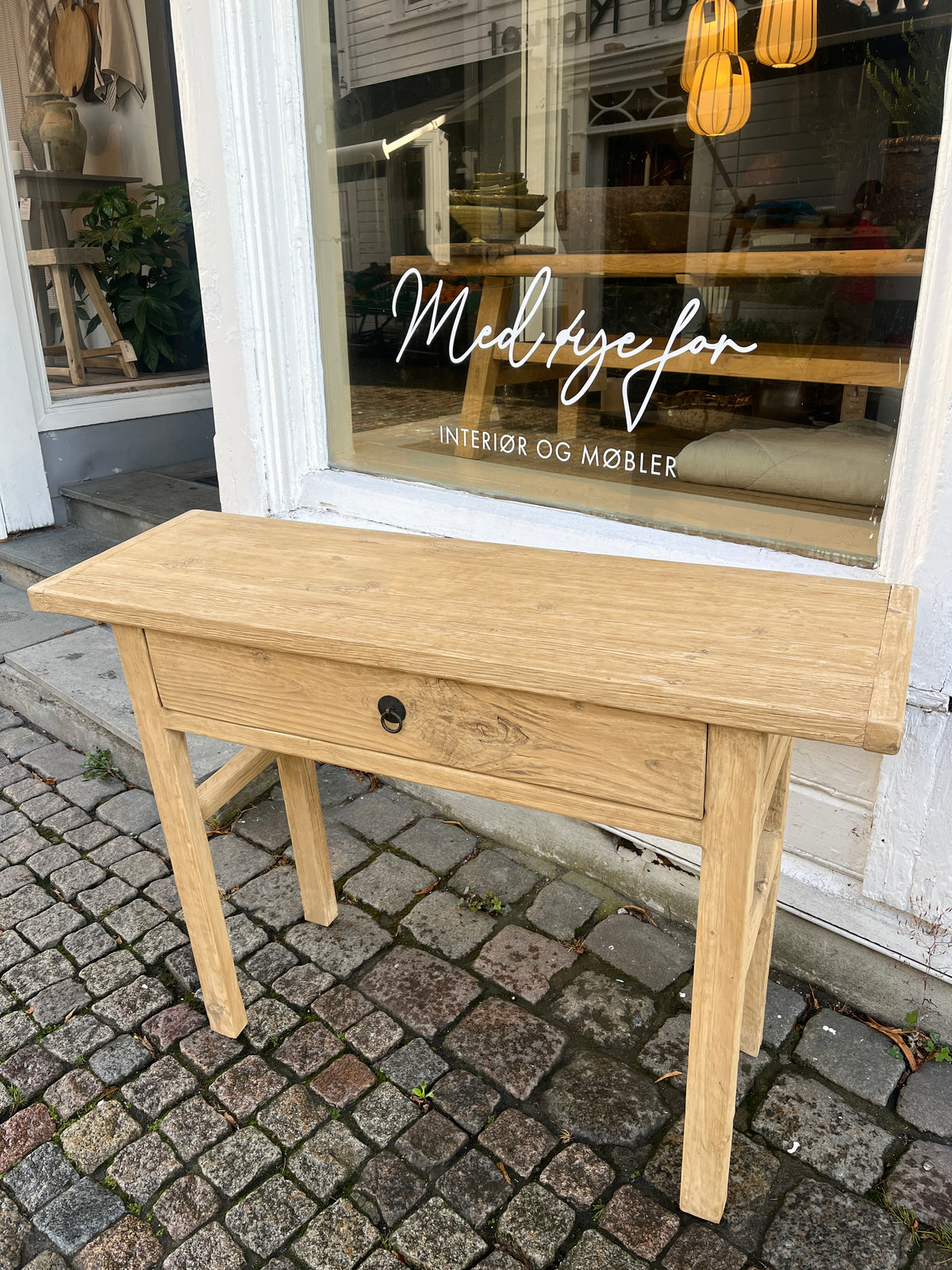 konsollbord-gammelt-tre-foran-butikk