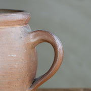 naerbilde-av-brunglasert-krukke-med-en-hank
