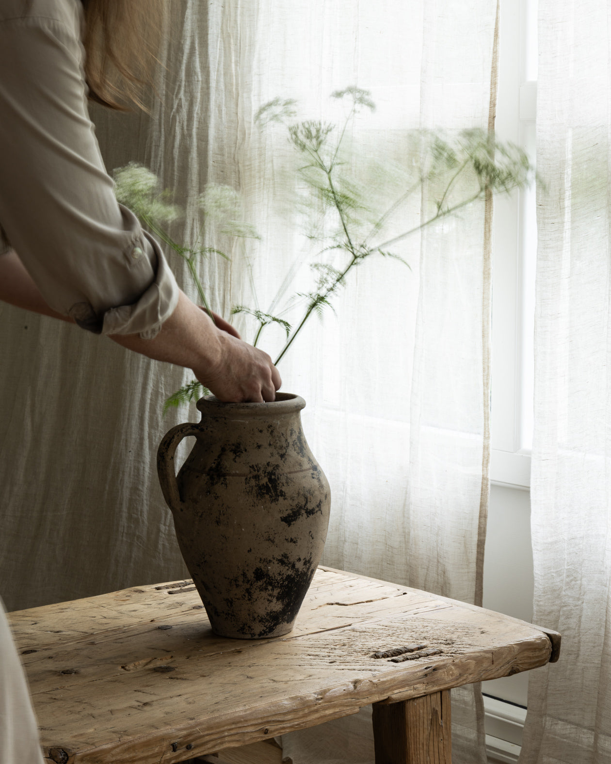 dame-som-fikser-blomster