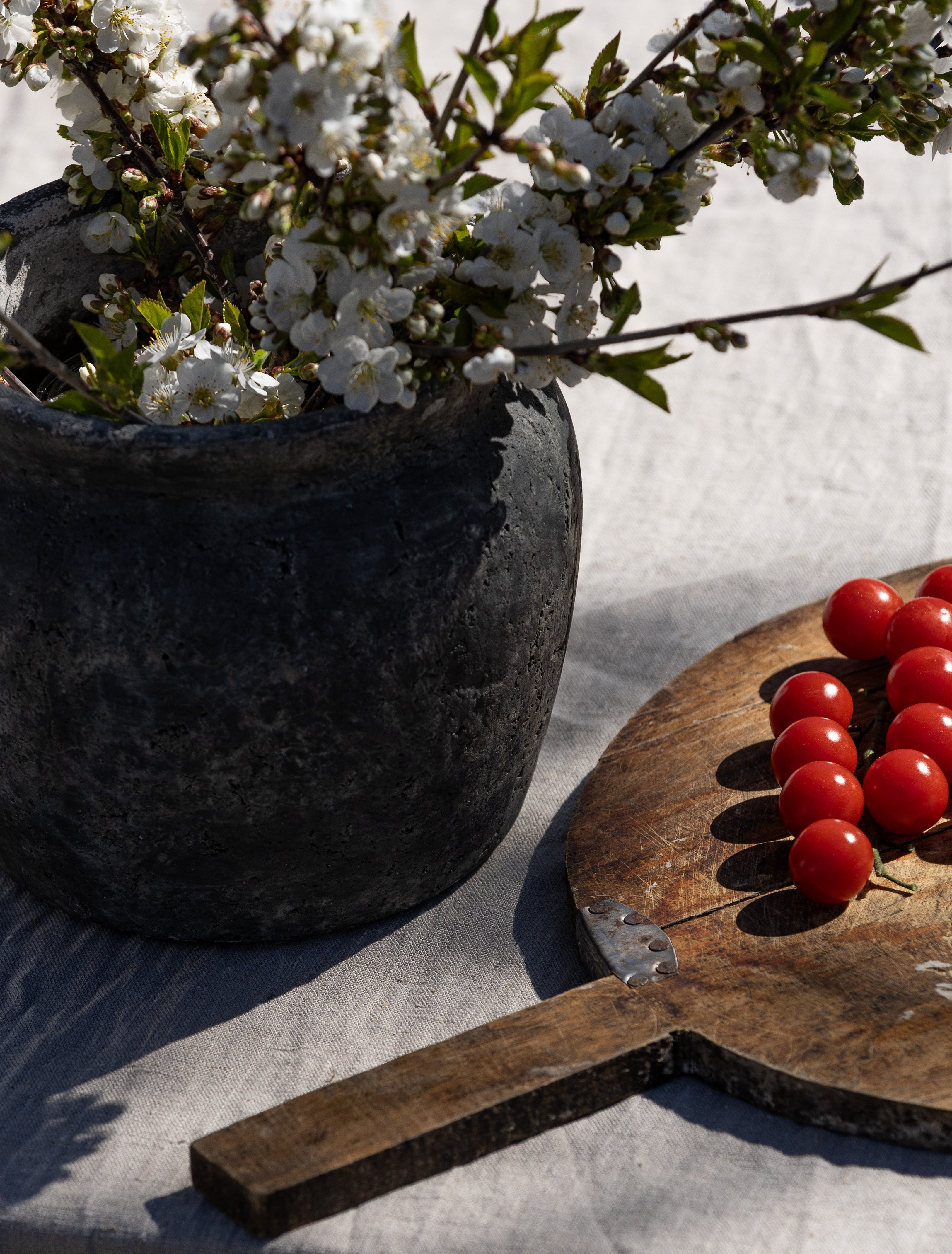 graa-krukke-paa-sommerbord