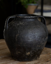 sort-vintage-krukke-med-to-hanker