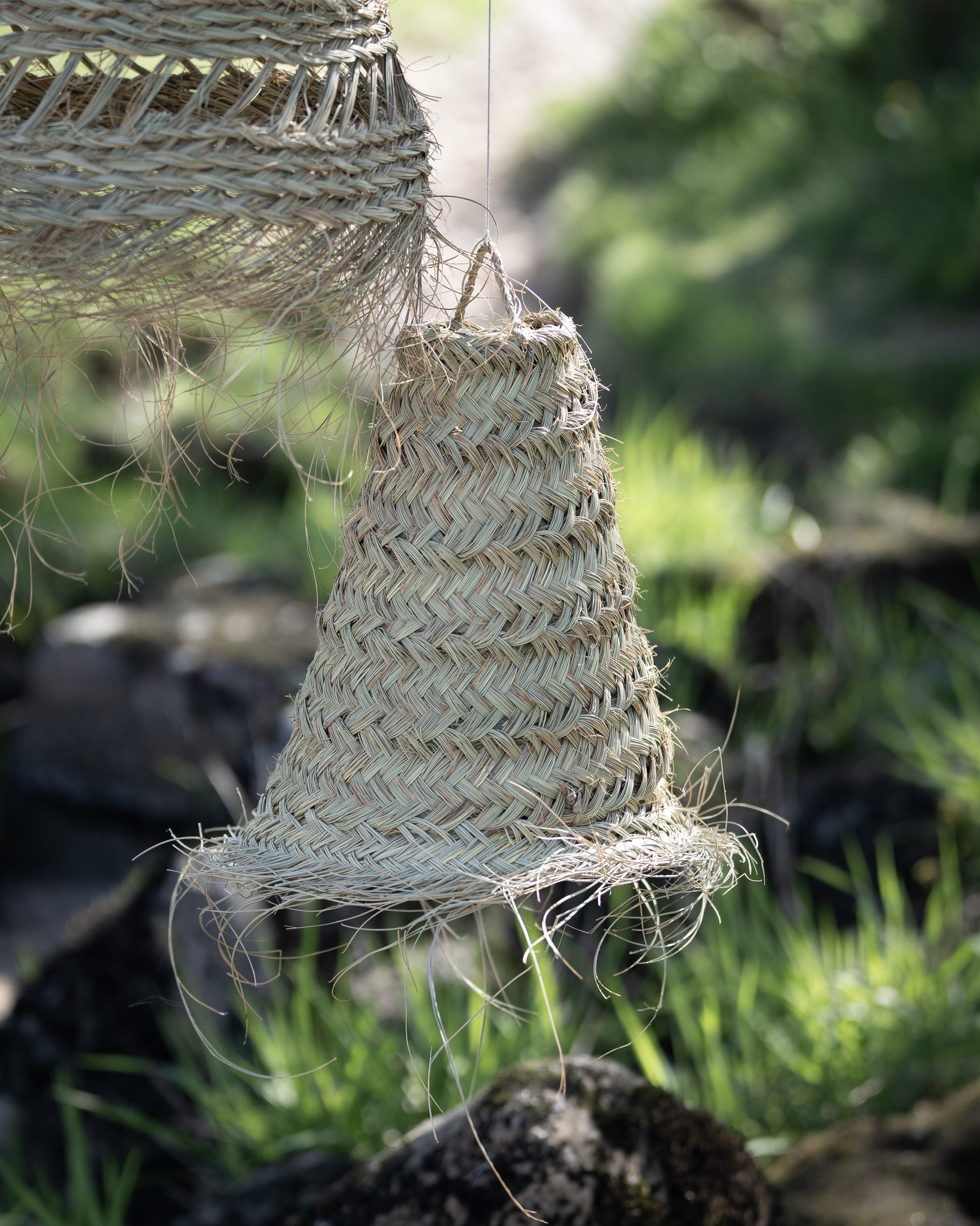 lampe-laget-av-naturmaterialer-haandflettet