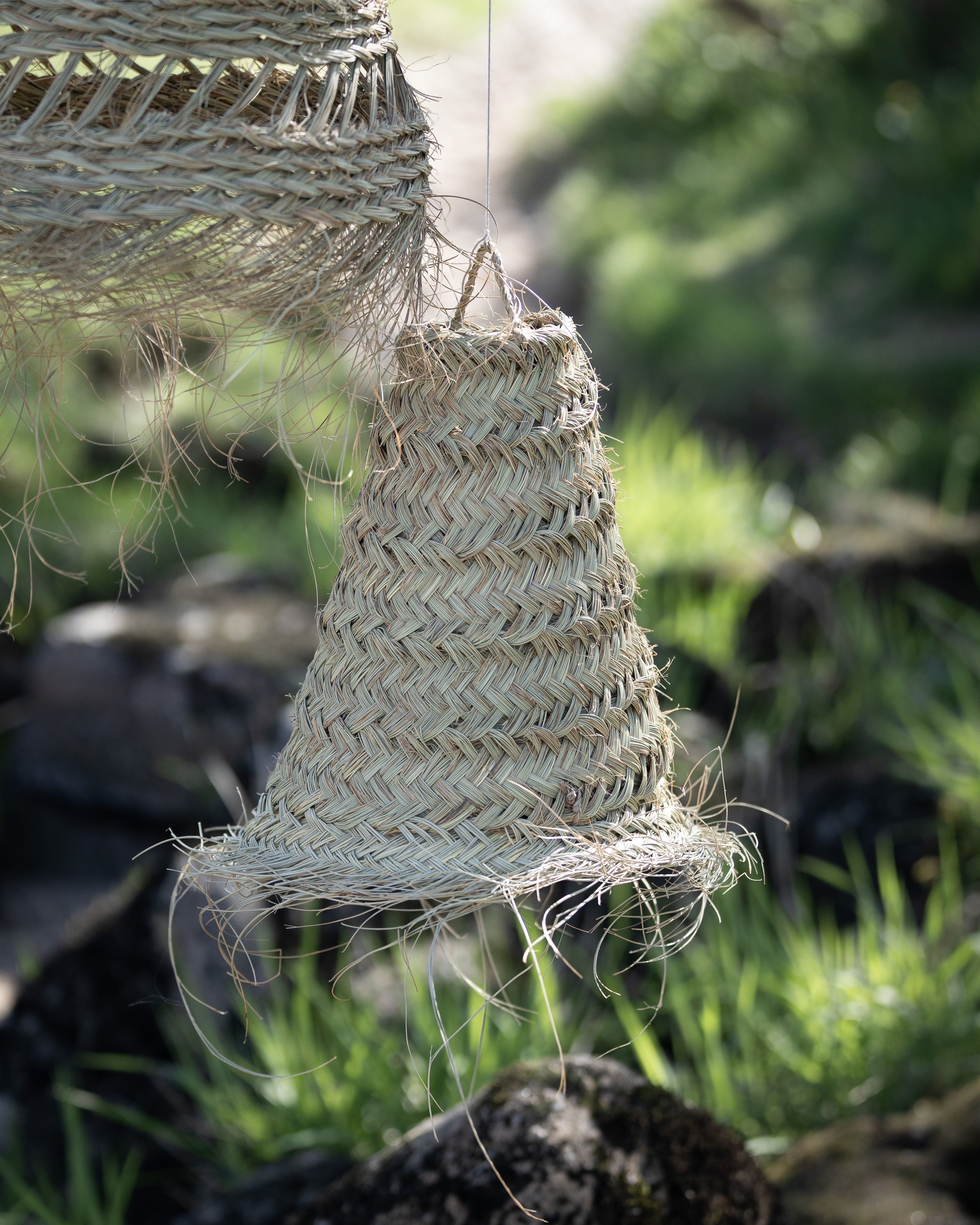 lampe-laget-av-naturmaterialer-haandflettet