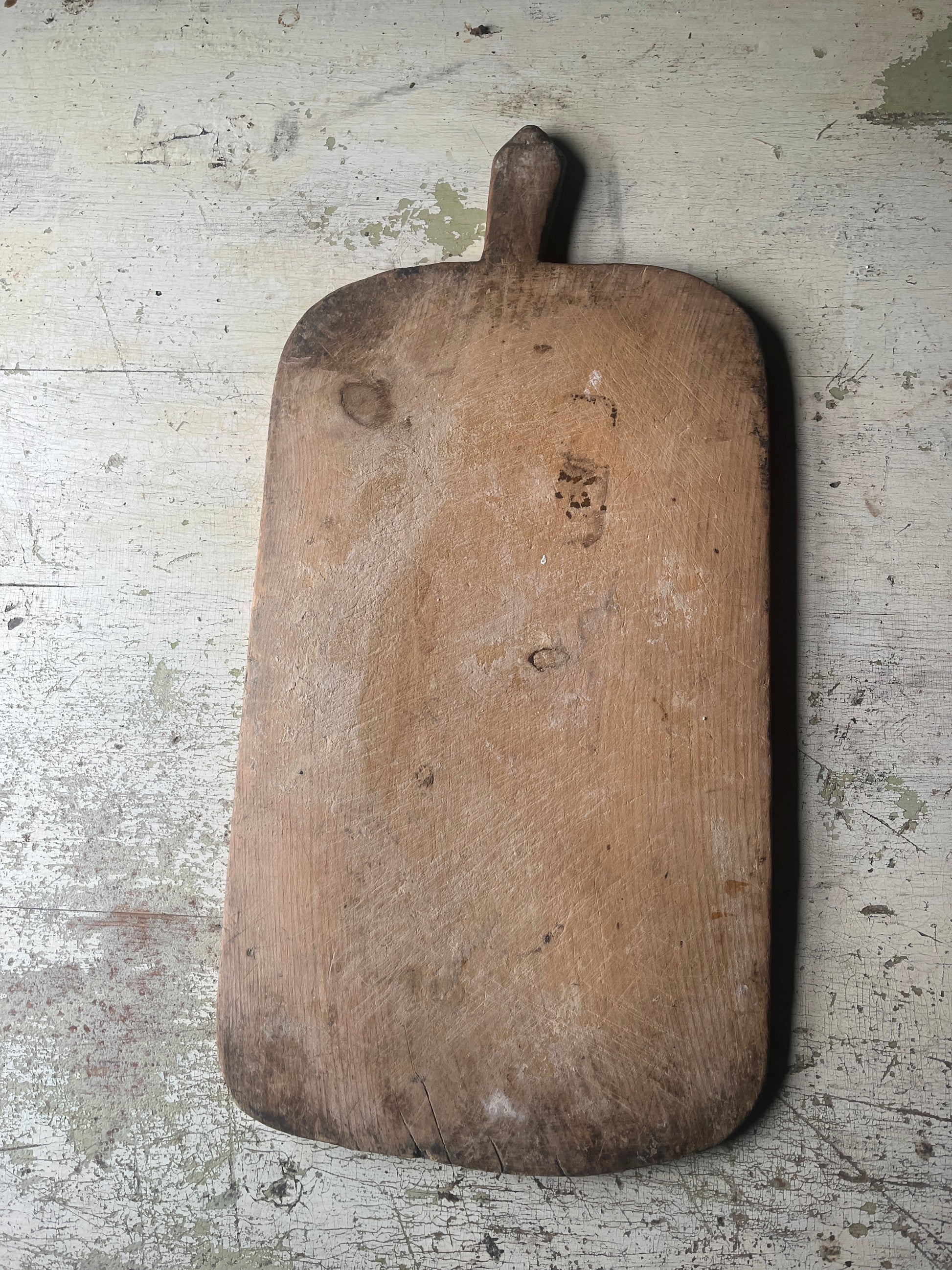 Lang vintage fjøl i tre med rustikk patina og håndtak 44x26 cm