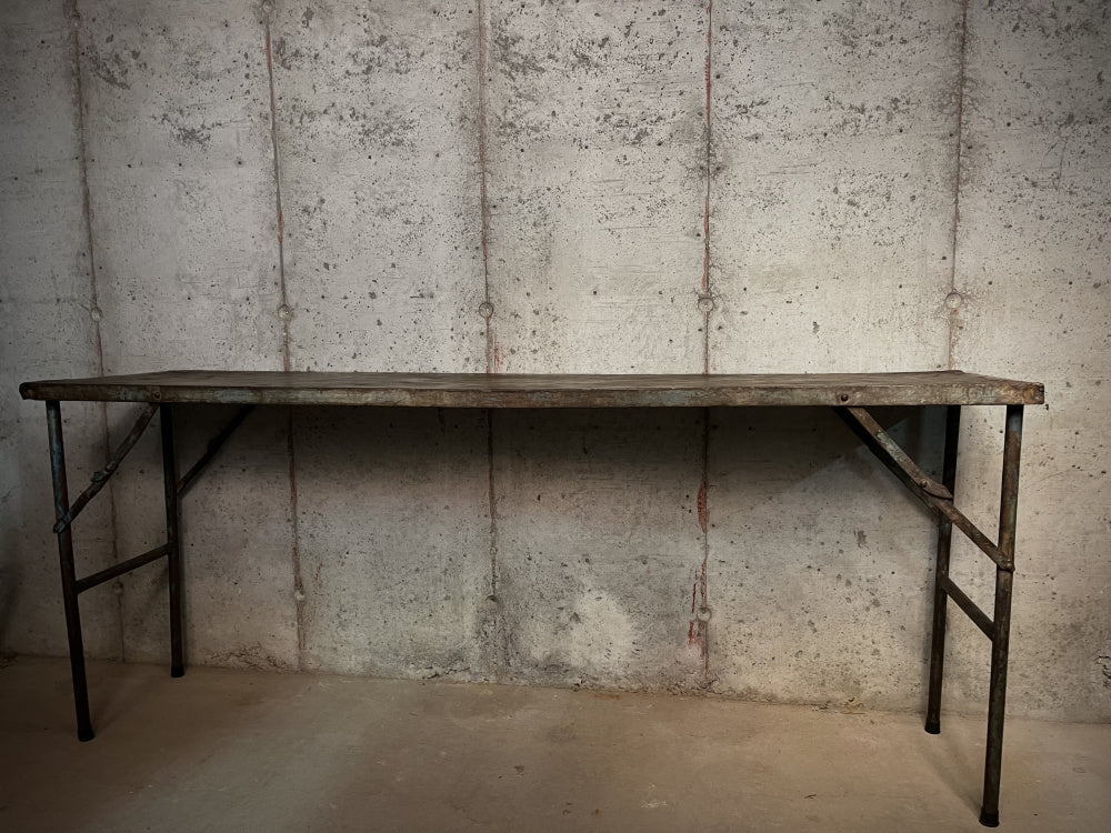 Industrielt bord i stål fra India med lang og smal design – håndlaget metallbord i rustikk stil