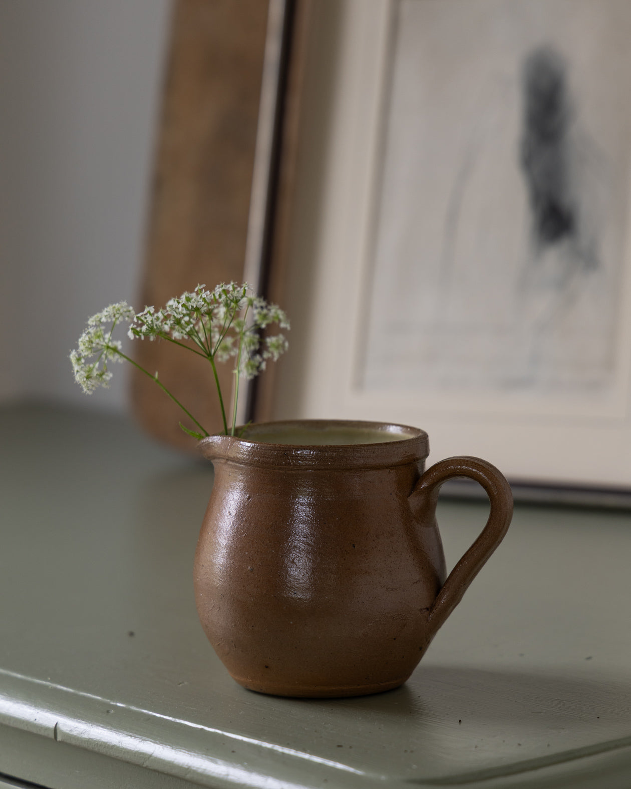 brun-krukke-med-blomst