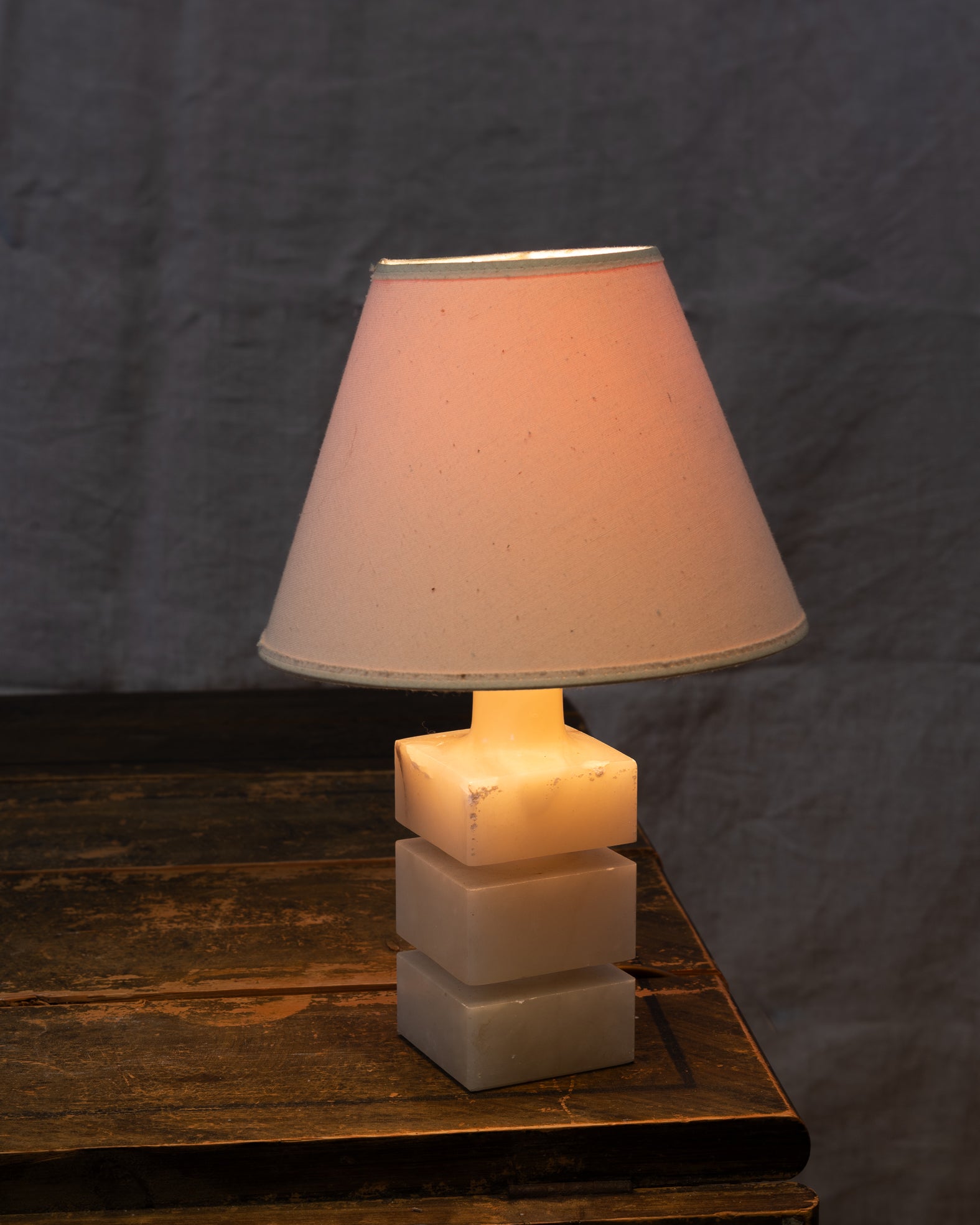 Liten bordlampe med marmorfot og varmt lys 