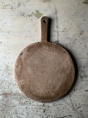 Liten rund vintage fjøl i tre diameter 27 cm med rustikk patina