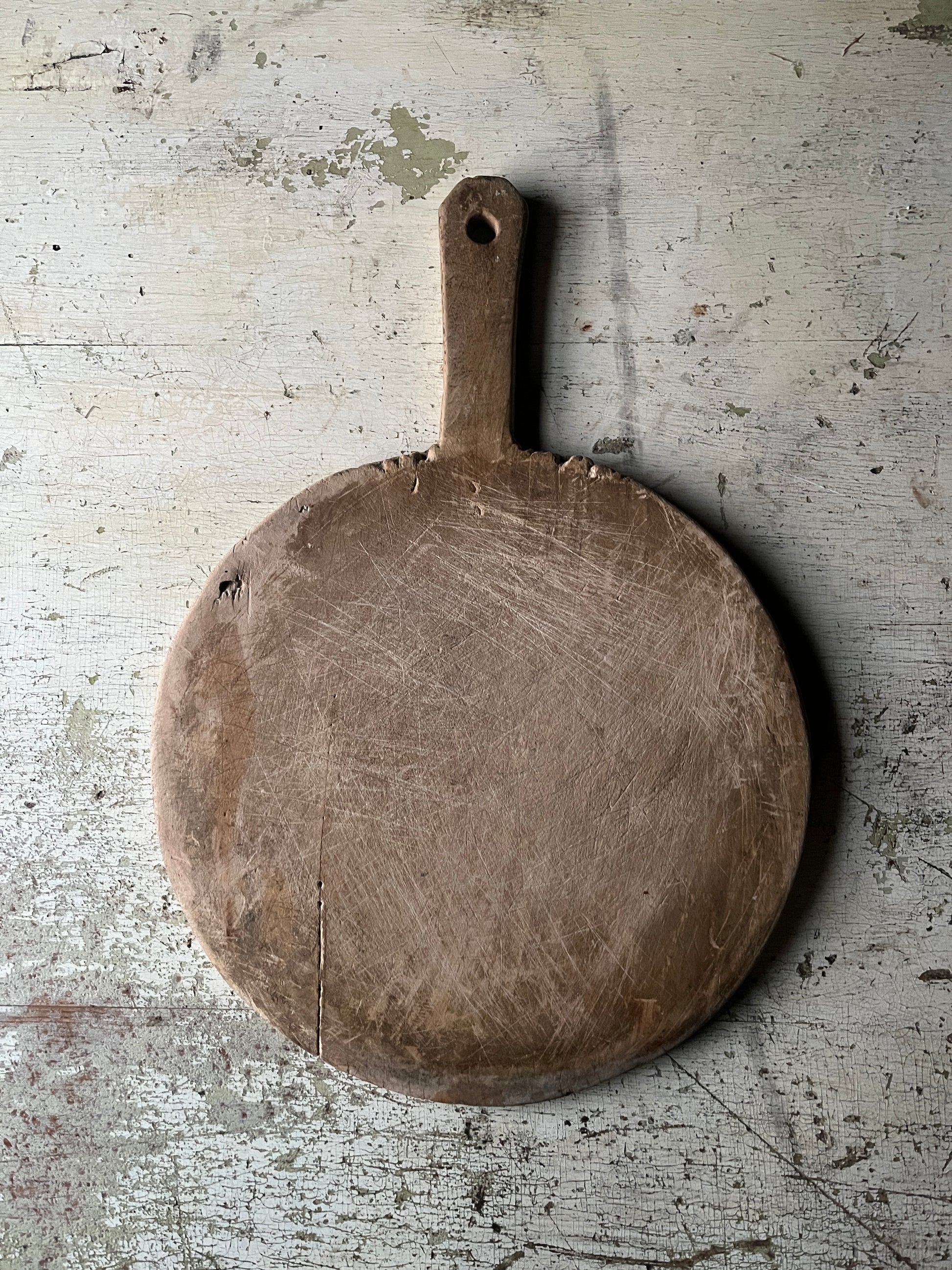 Liten rund vintage fjøl i tre diameter 27 cm med rustikk patina