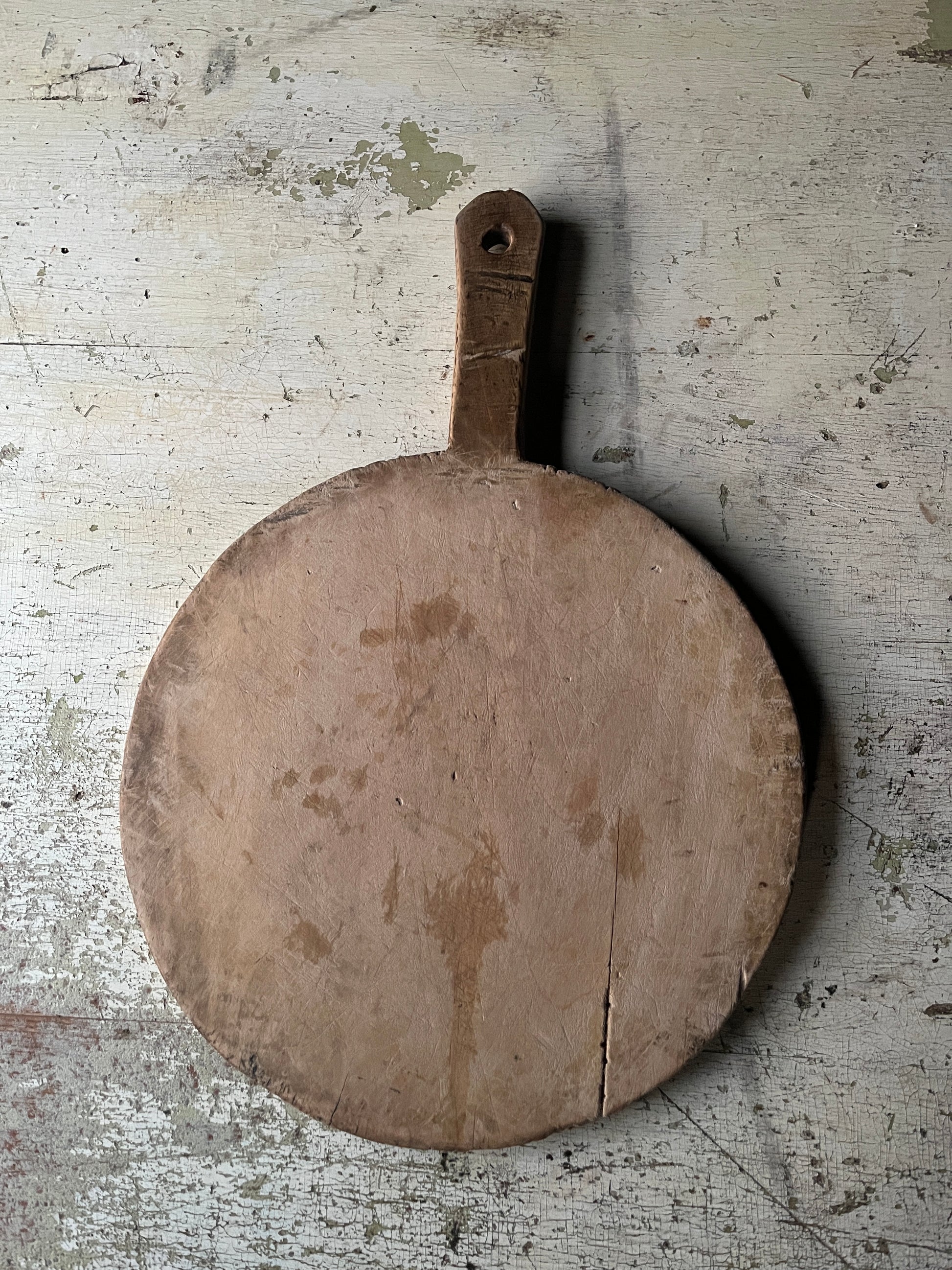 Bakside av liten rund vintage fjøl i tre med patina