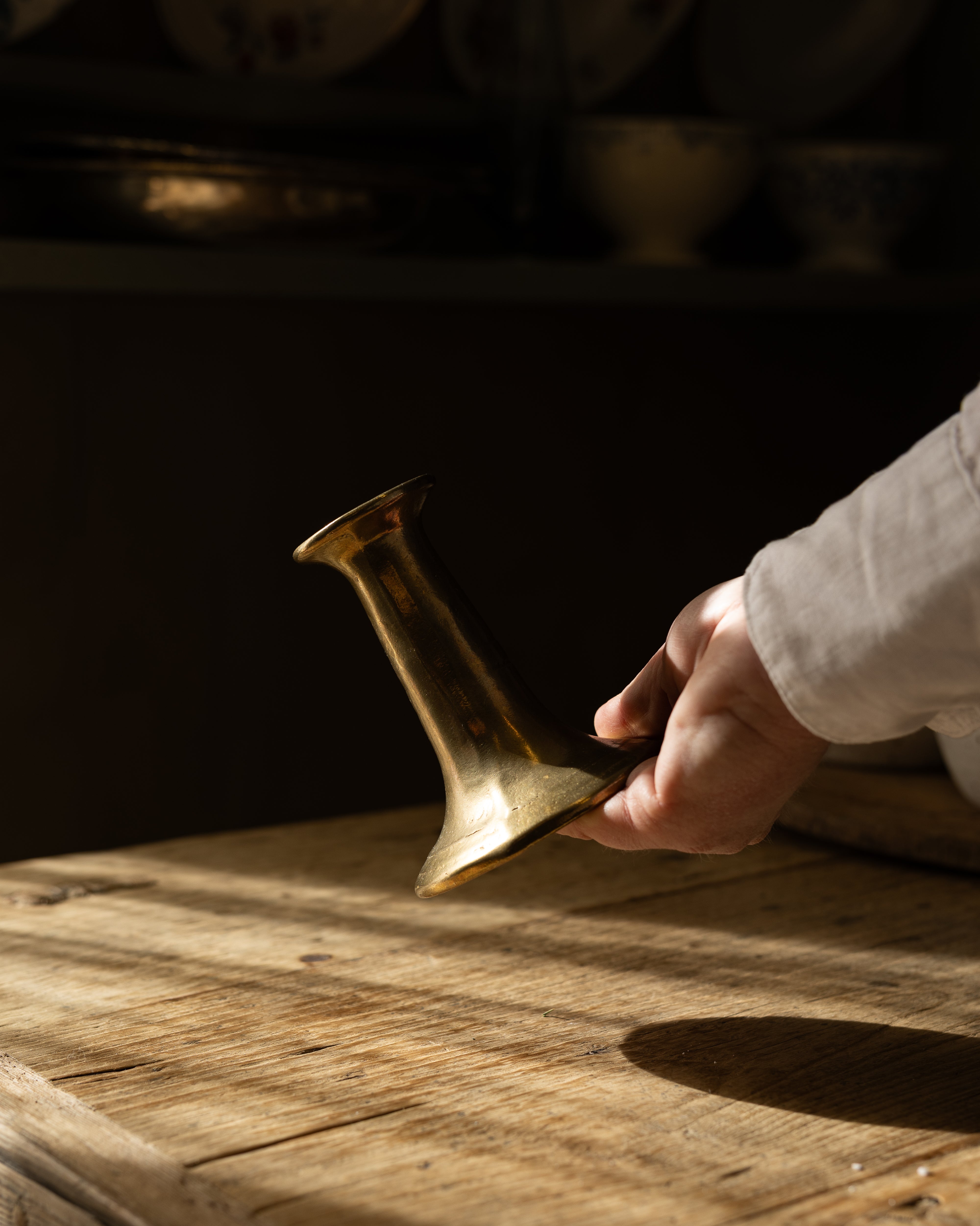 messing-lysestake-holdt-i-haand