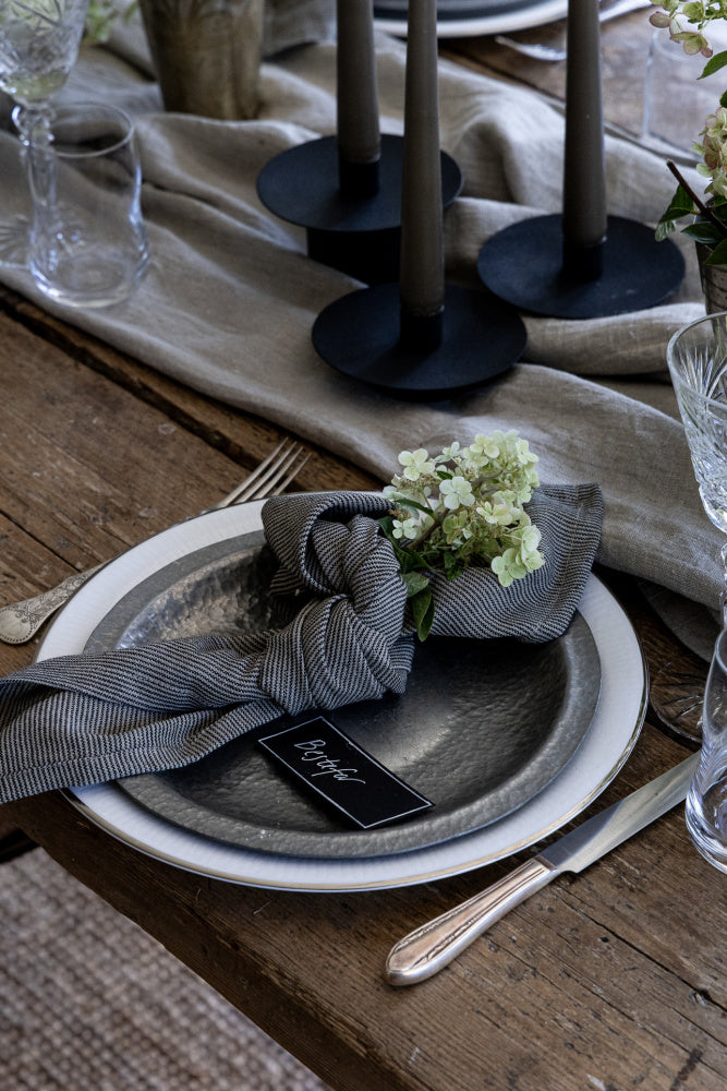 3 lysestaker i jern som er brukt som dekor til dekking av bord til konfirmasjon 