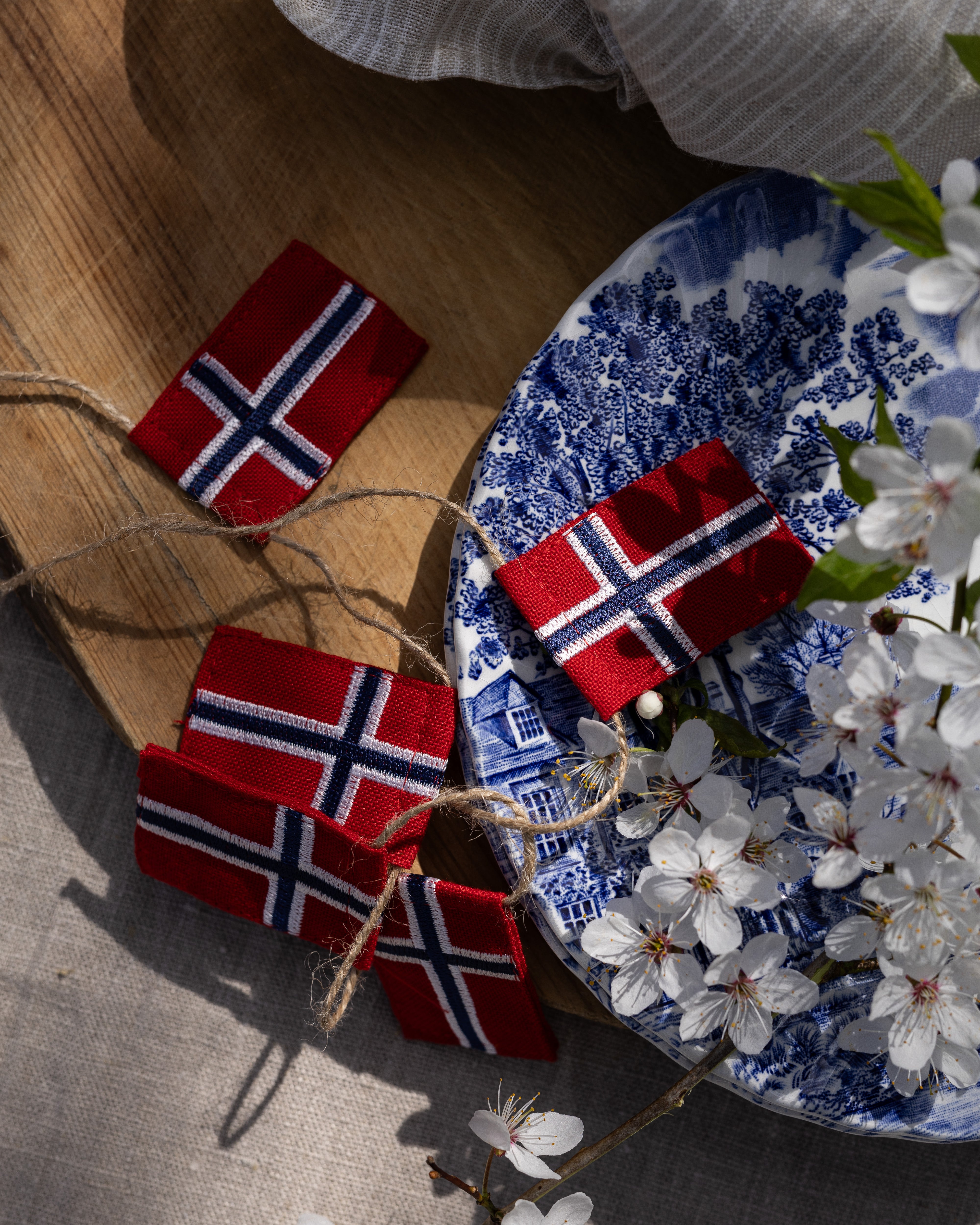 blaa-og-hvit-tallerken-med-norske-flagg