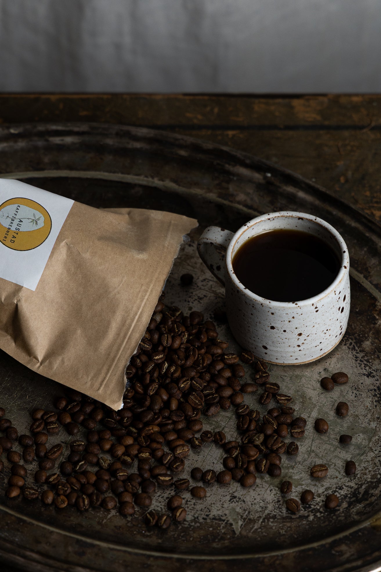 kaffekopp-i-keramikk-med-kaffepose-og-bonner