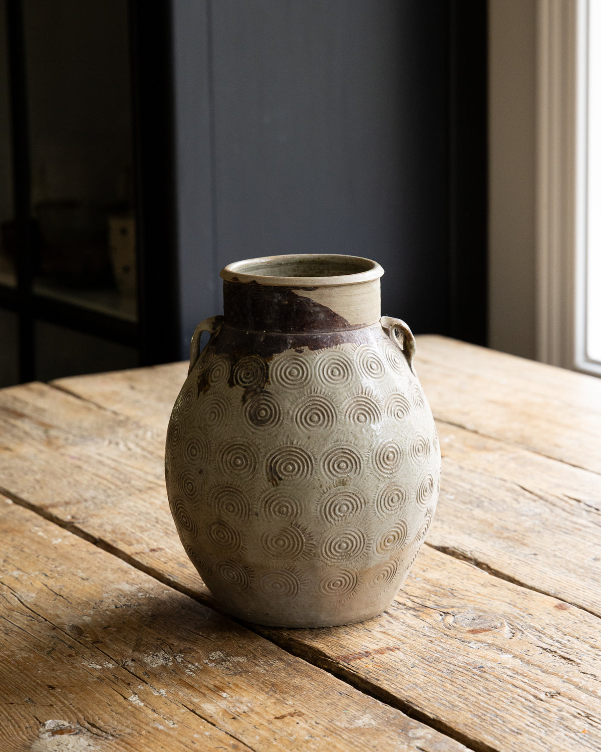 krukke-med-sirkler-paa-bord