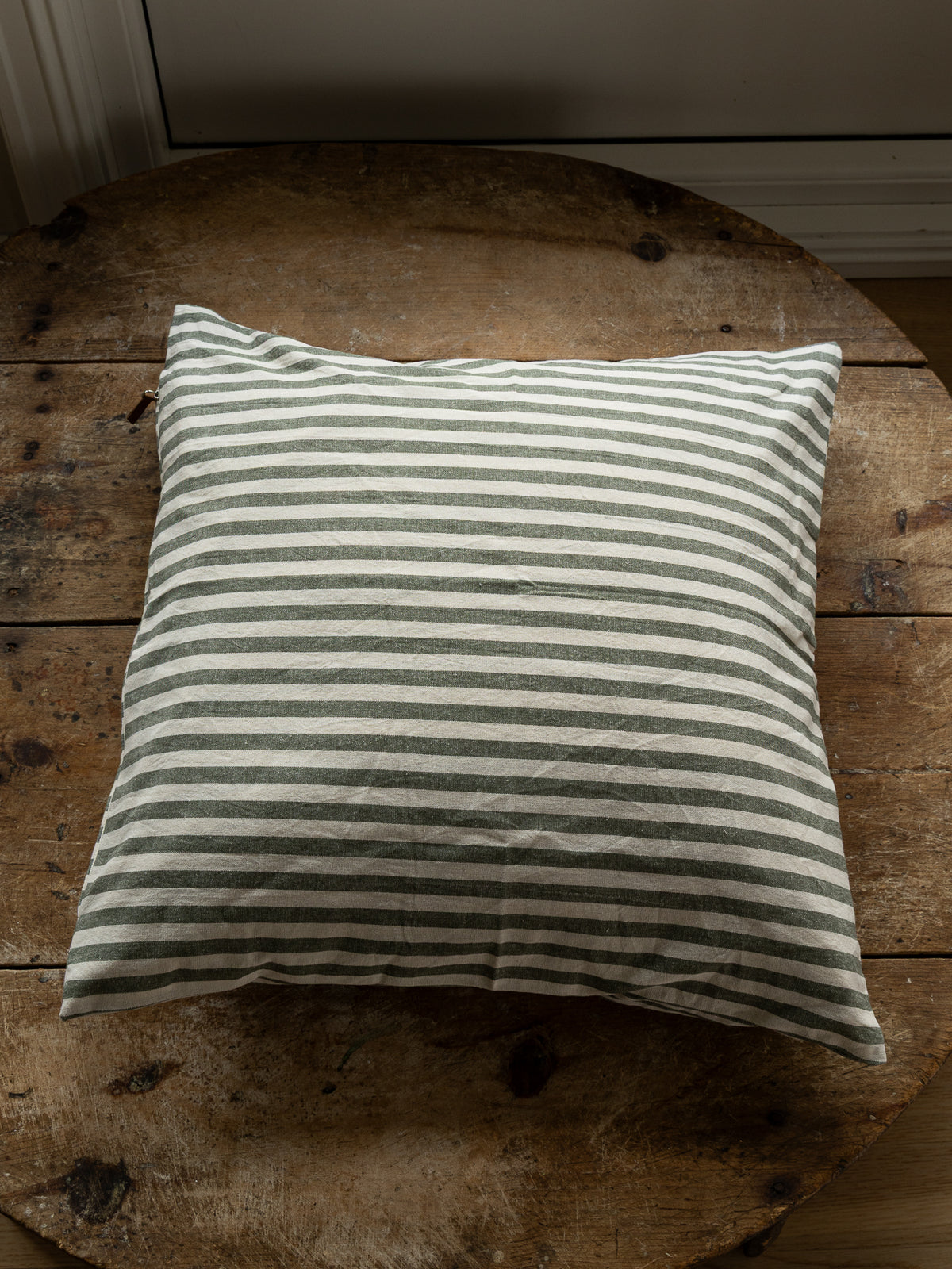 putetrekk-stripet-tynne-striper-gronn-beige