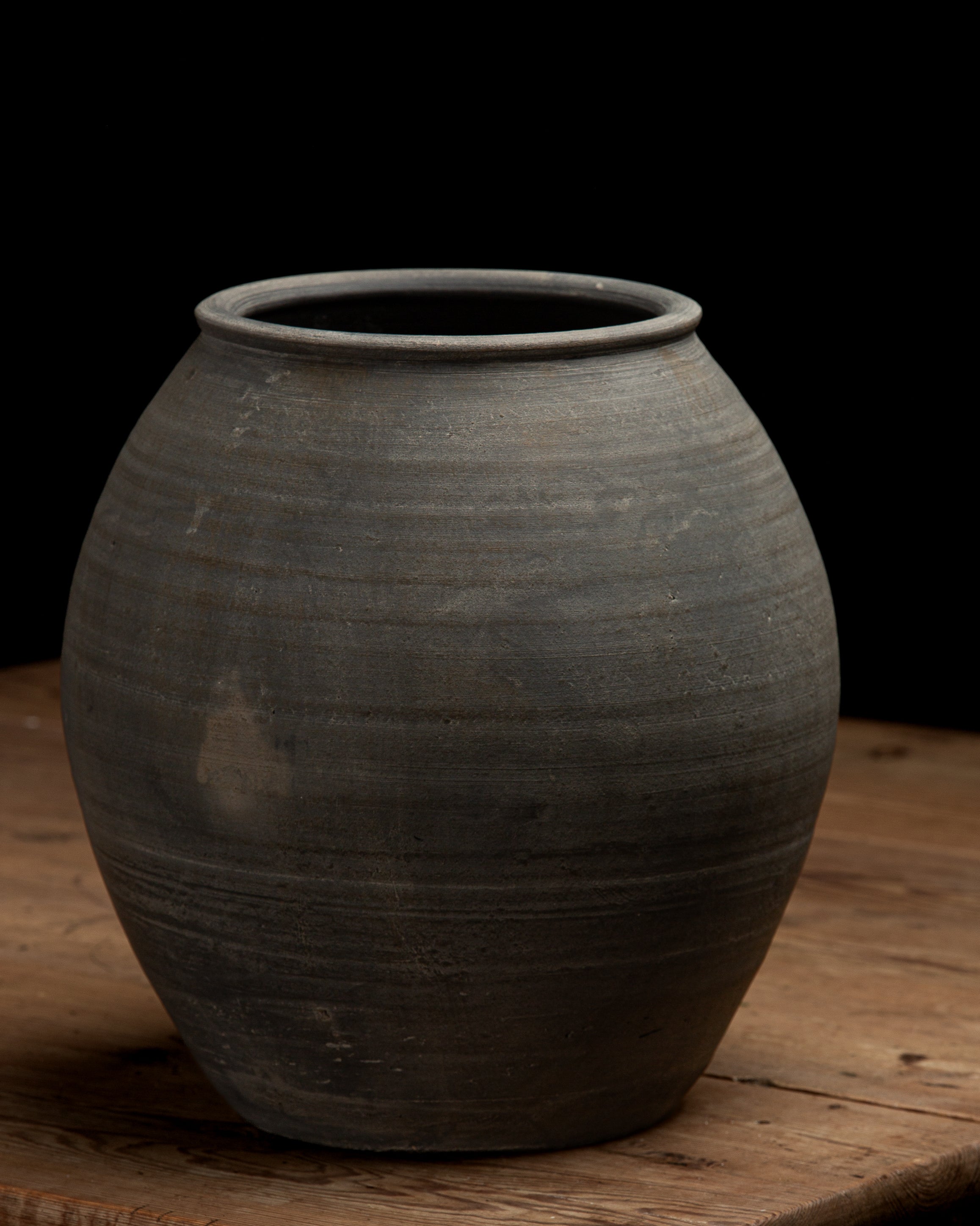 Grå høy keramikkrukke
