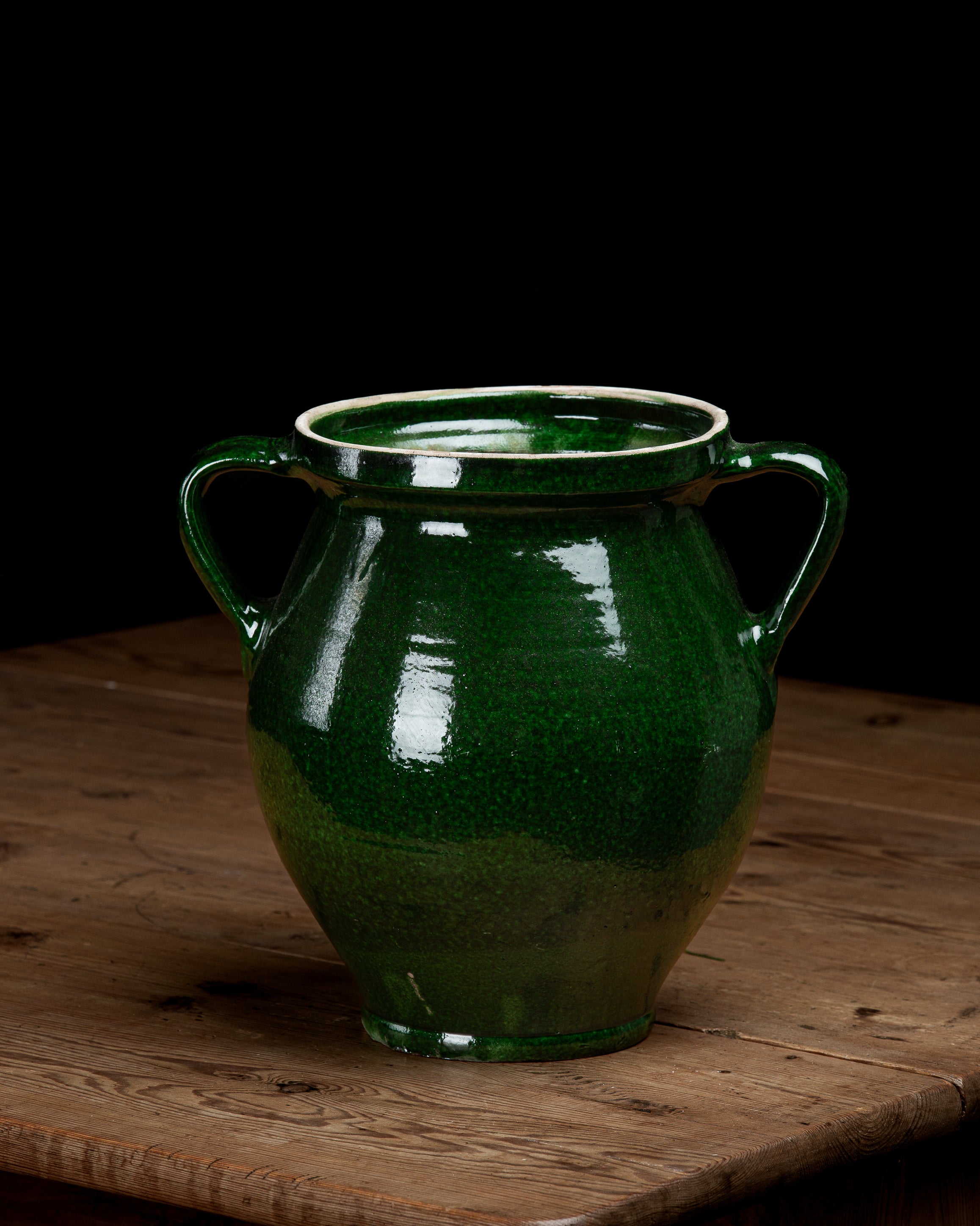 Grønn glasert krukke
