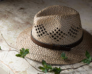 Stråhatt med skinnreim og hullmønster