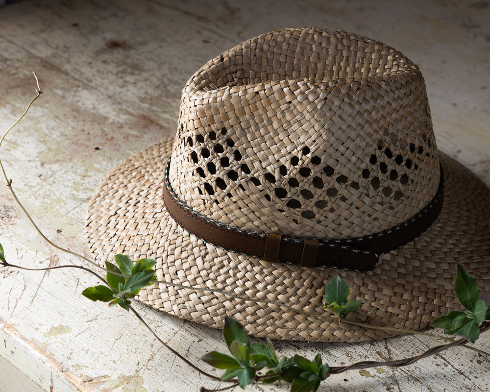 Stråhatt med skinnreim og hullmønster