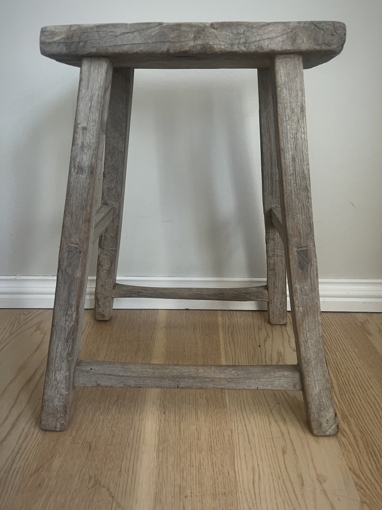Detaljbilde av krakk fra Snowdrops Copenhagen i gamle materialer med patina 