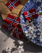 norske-flagg-paa-snor-blaa-tallerken