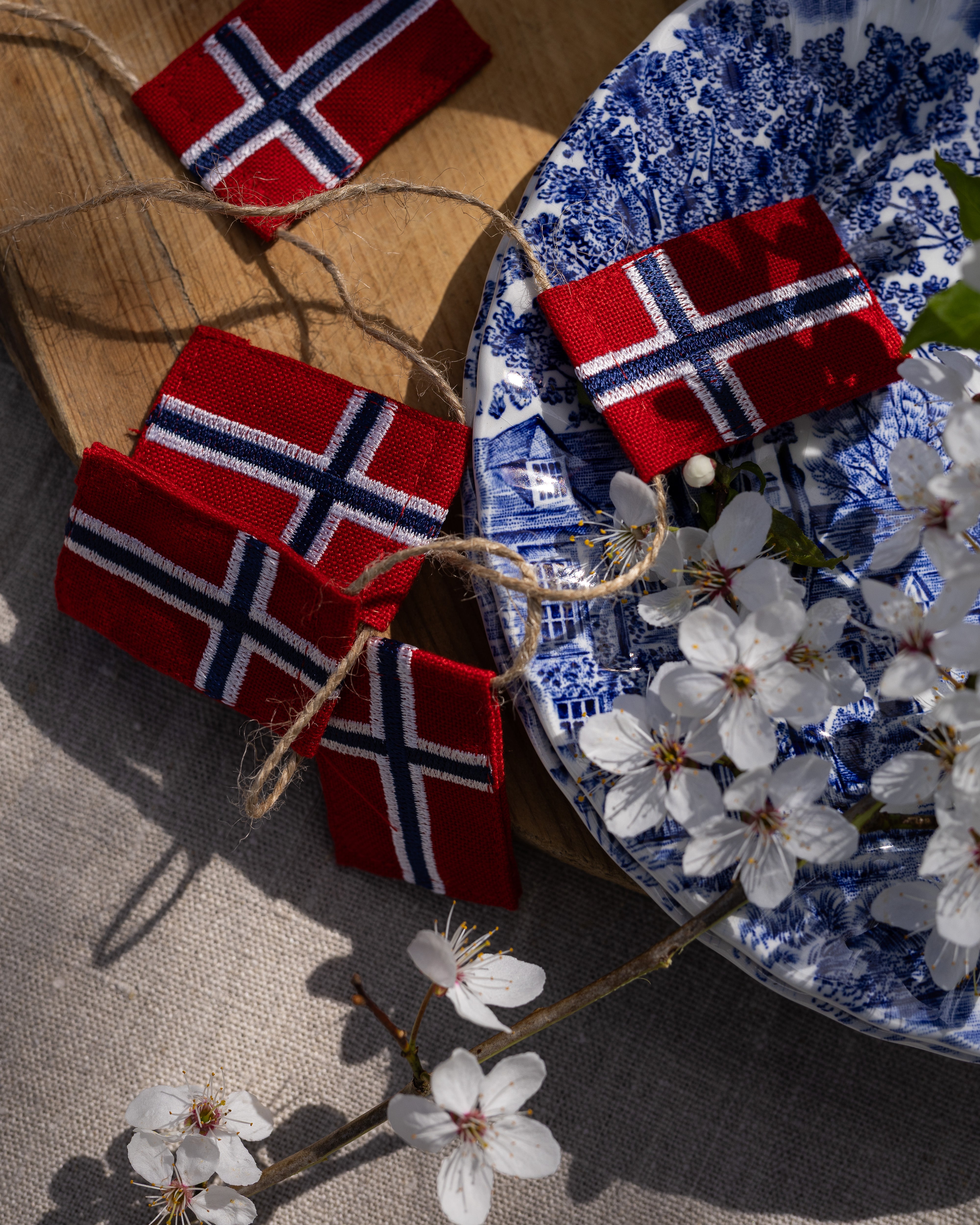 norske-flagg-paa-snor-blaa-tallerken