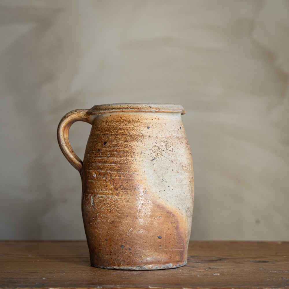 nydelig-brun-beige-krukke-med-detaljer-i-morkere-brunt