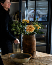 trekrukke-staende-pa-bord-sammen-med-glassvase-og keramikkskaal