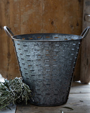 olivenkurv-vintage-paa-bord