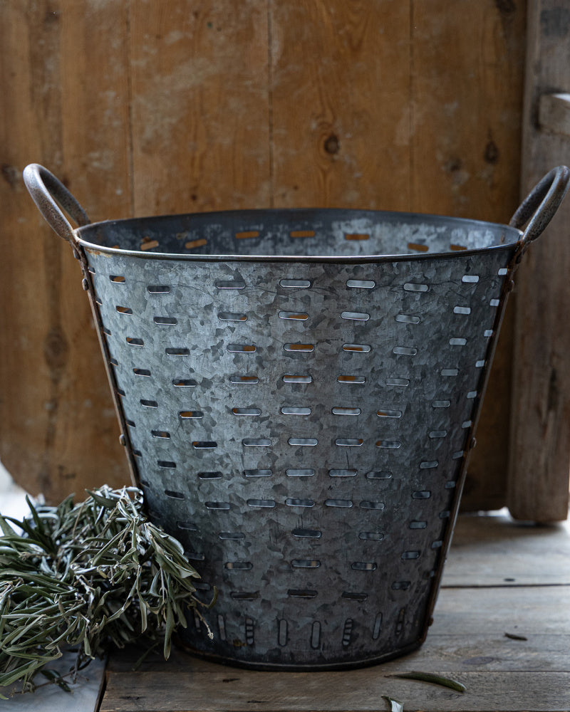 olivenkurv-vintage-paa-bord