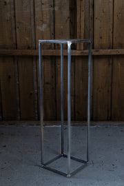 Industriell pidestall i jern med minimalistisk design