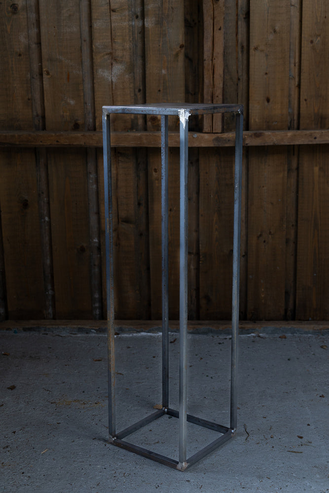 Industriell pidestall i jern med minimalistisk design