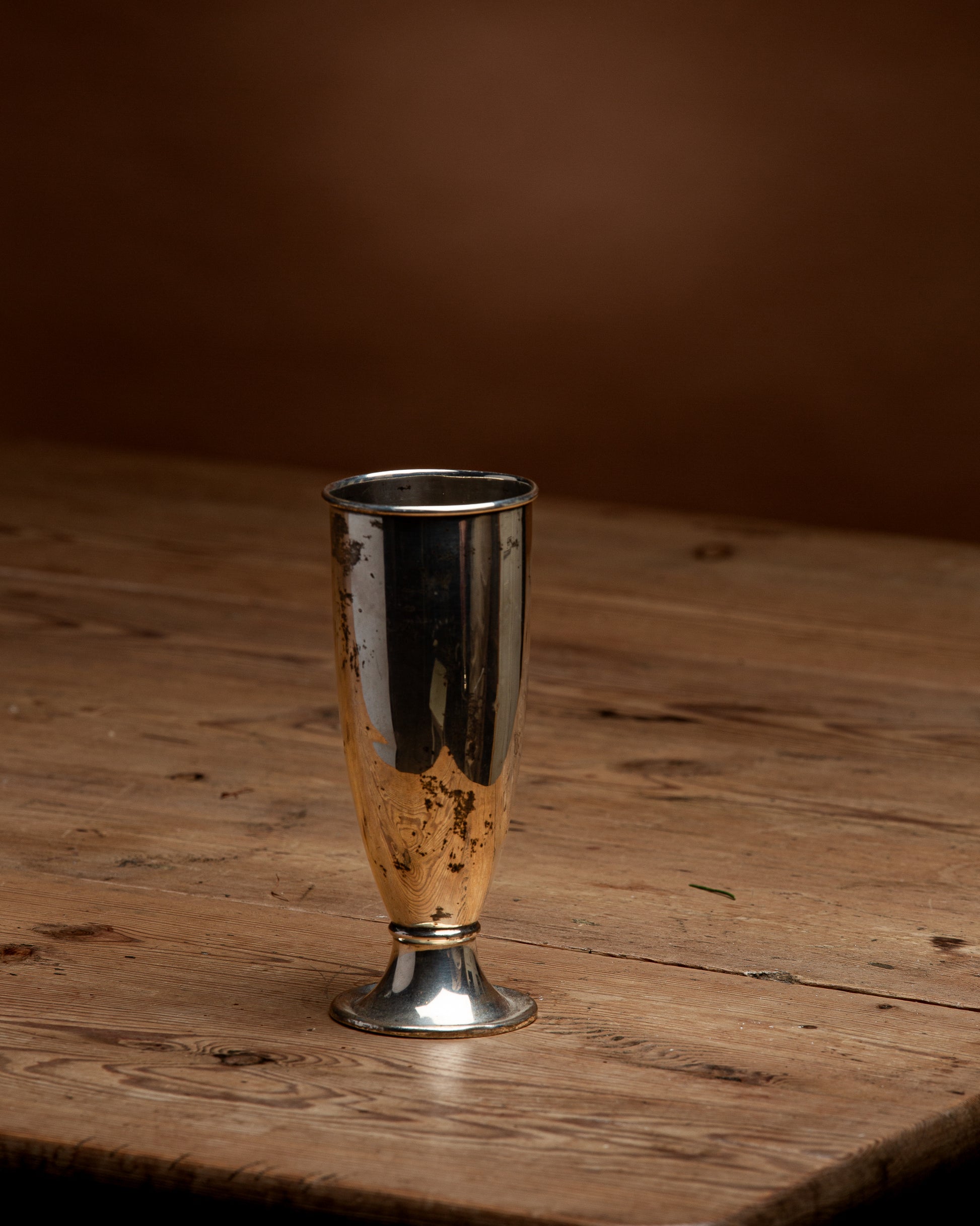 vintage-pokal-paa-bord