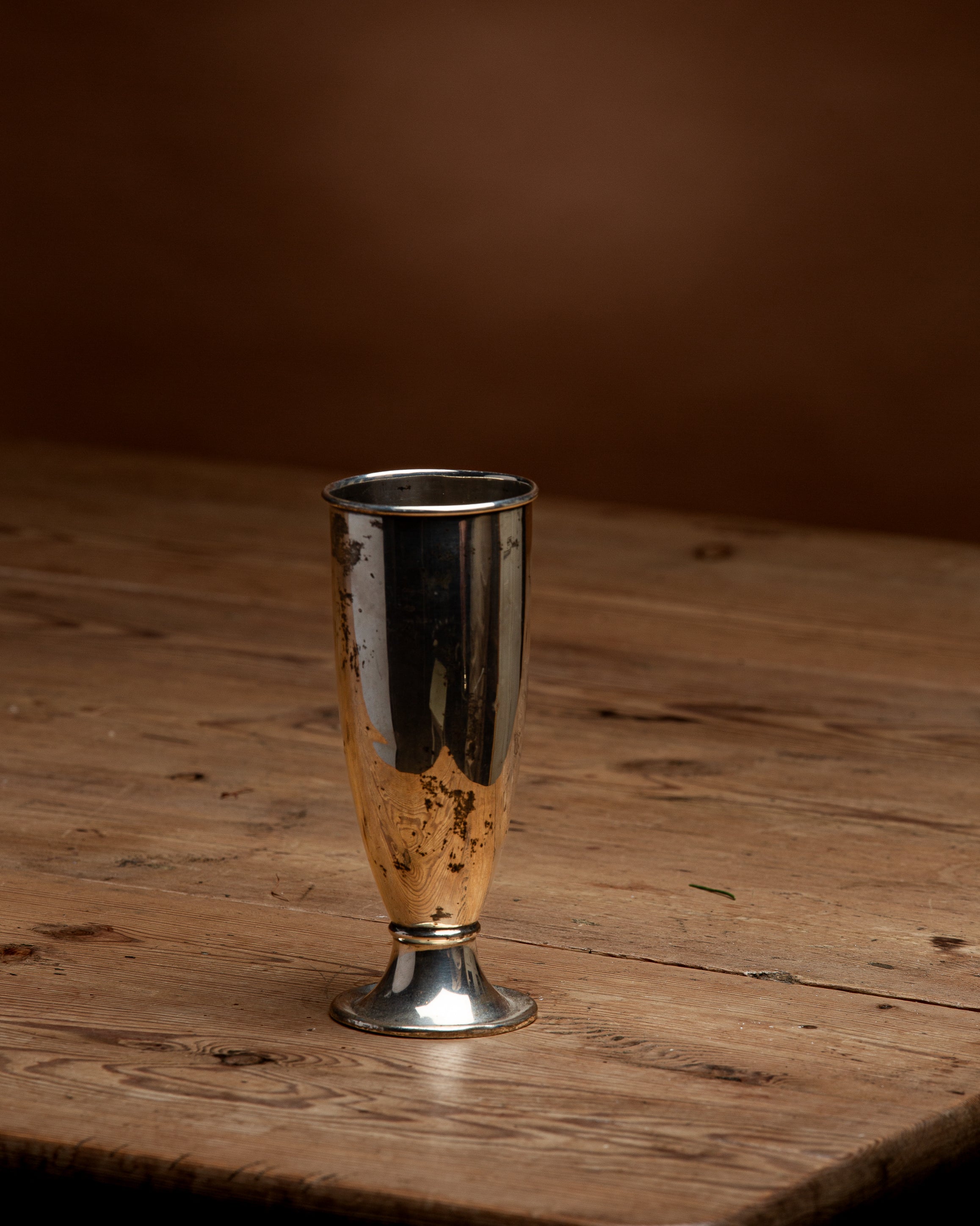 vintage-pokal-paa-bord