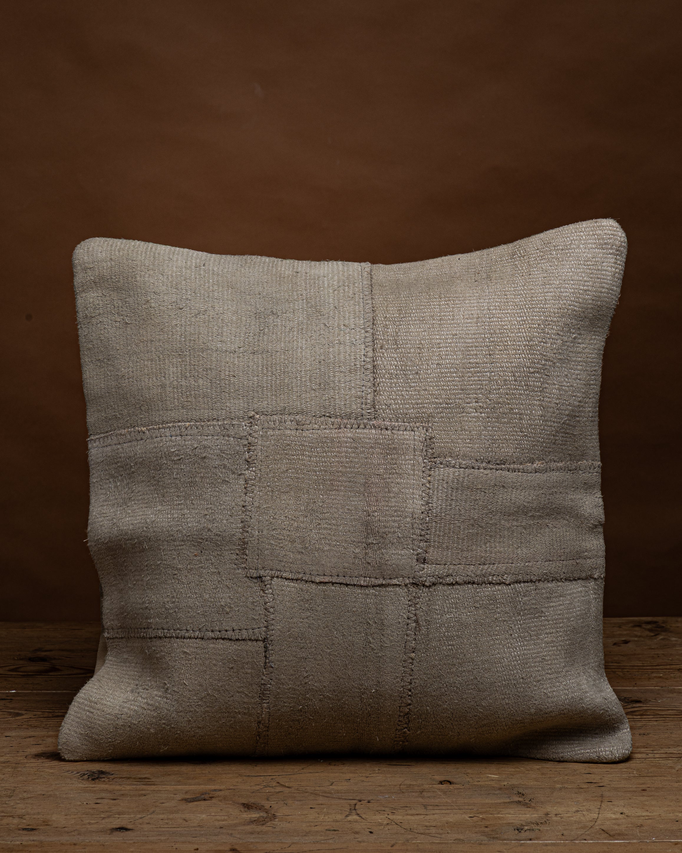 Beige kelim pute sydd av gamle tepper