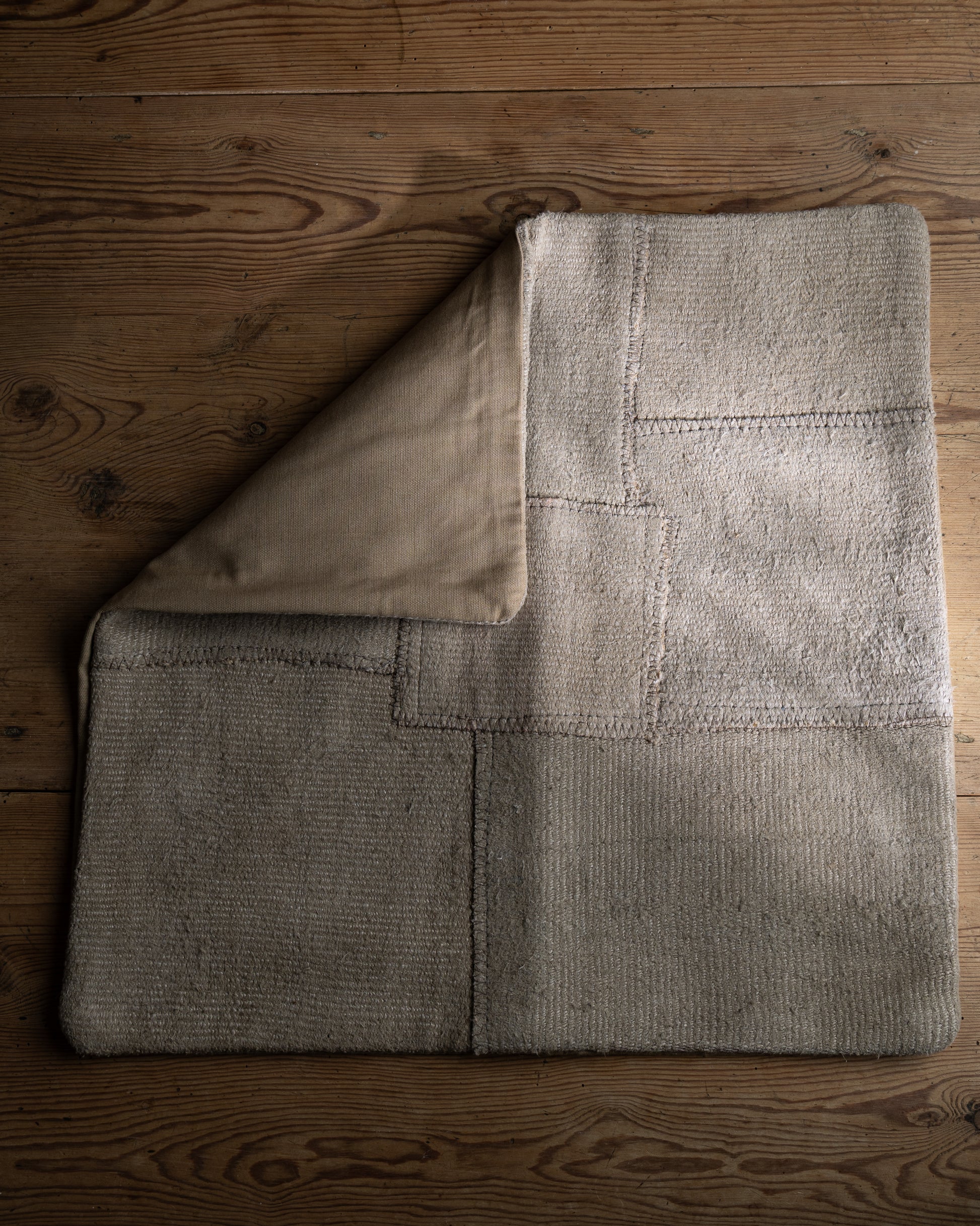 Beige kelim vintage putetrekk med et brettet hjørne for å se baksiden i beige 