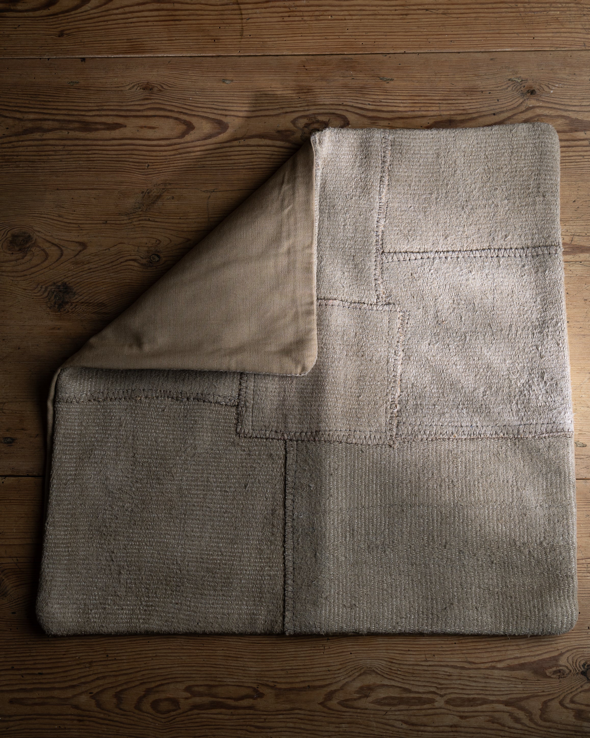 Beige kelim vintage putetrekk med et brettet hjørne for å se baksiden i beige 