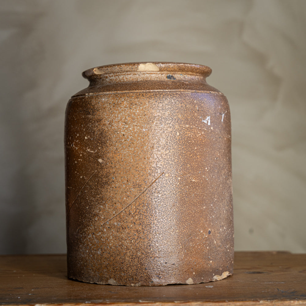 brun-krukke-med-sjel-og fin-patina