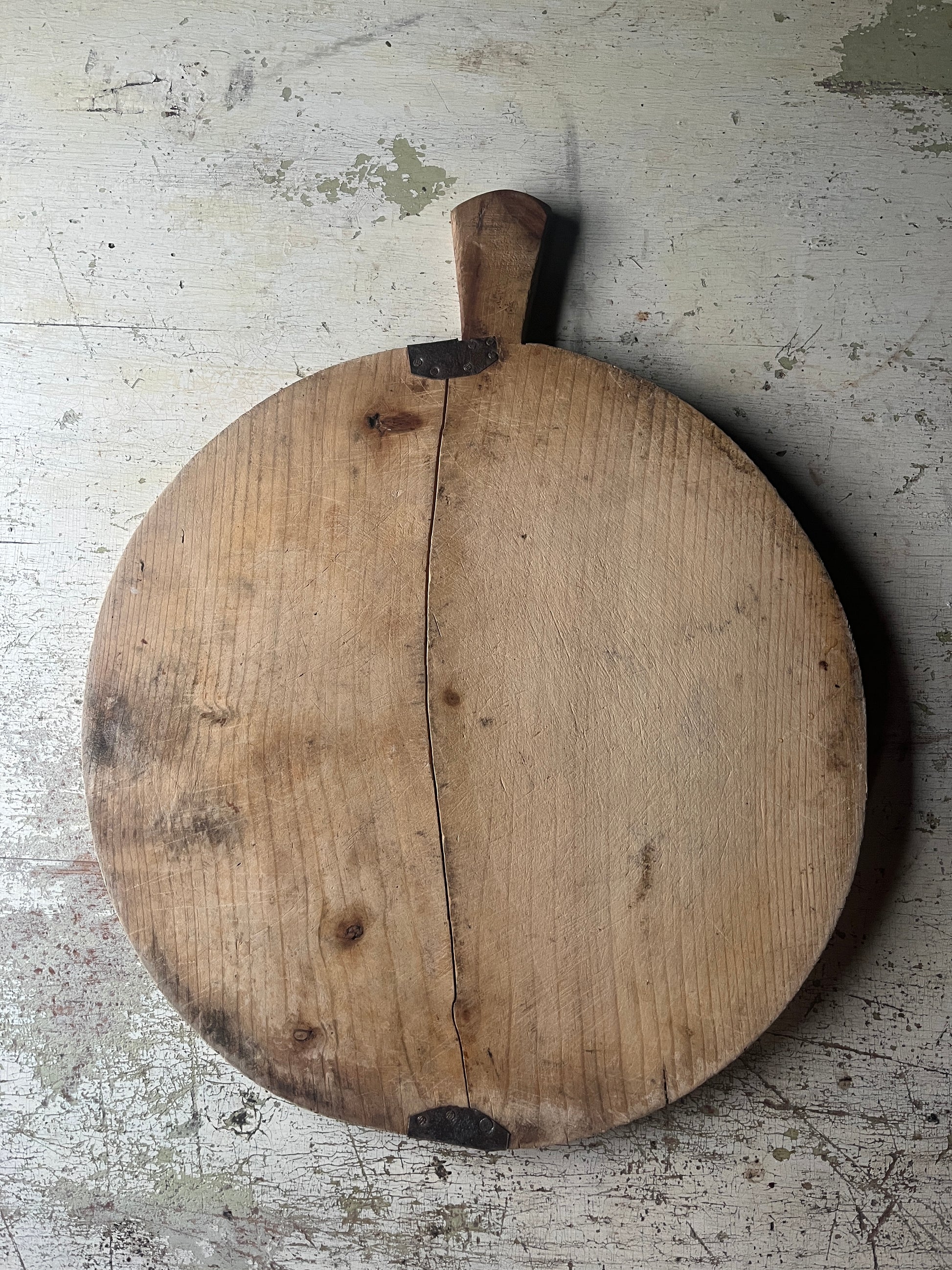 Bakside av stor rund vintage trefjøl i tre med naturlig patina