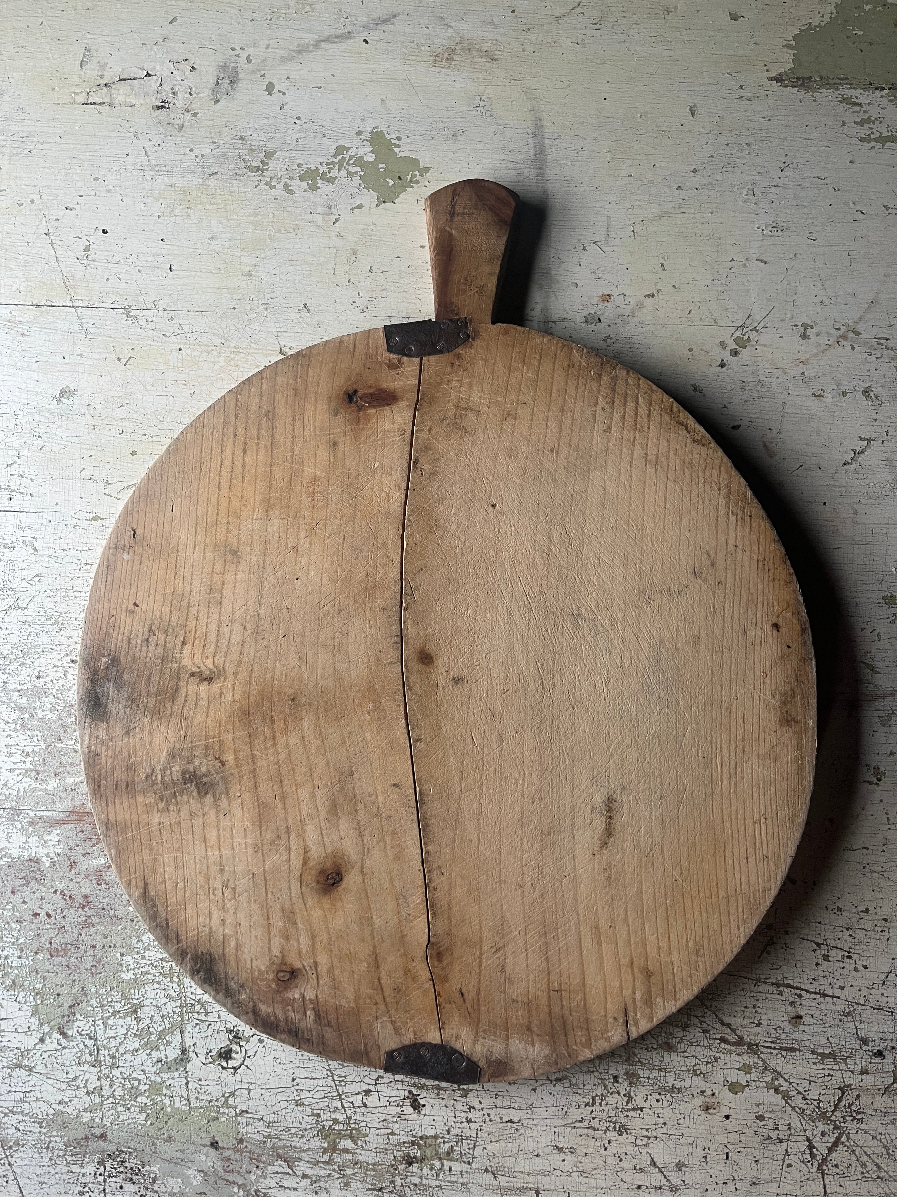 Bakside av stor rund vintage trefjøl i tre med naturlig patina
