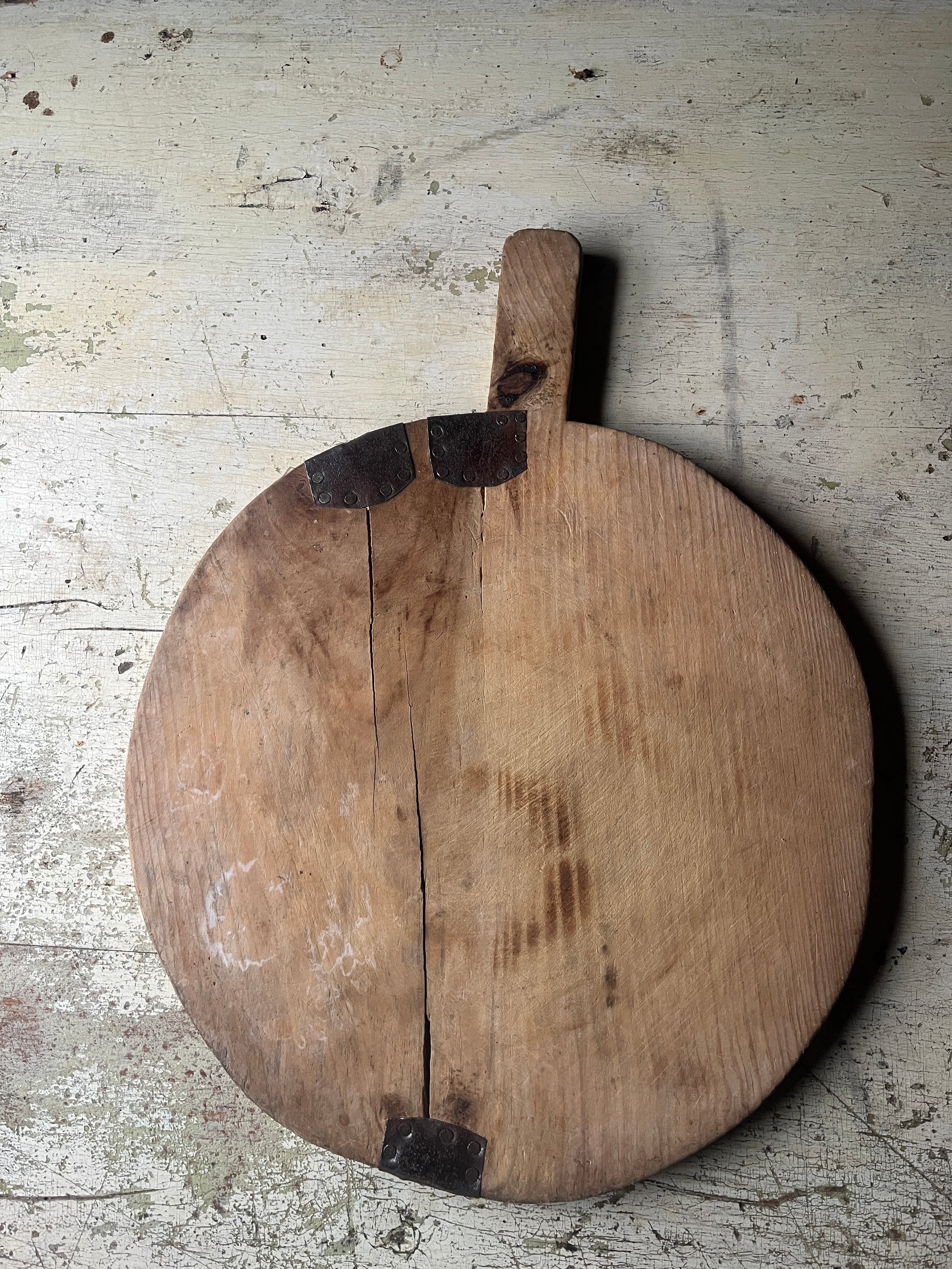 Rund tyrkisk brødfjøl 45x33 cm med lys patina og gamle metallbeslag