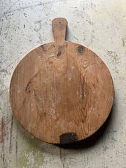 Rund vintage fjøl i tre med håndtak brukt som pizzafjøl diameter 36 cm