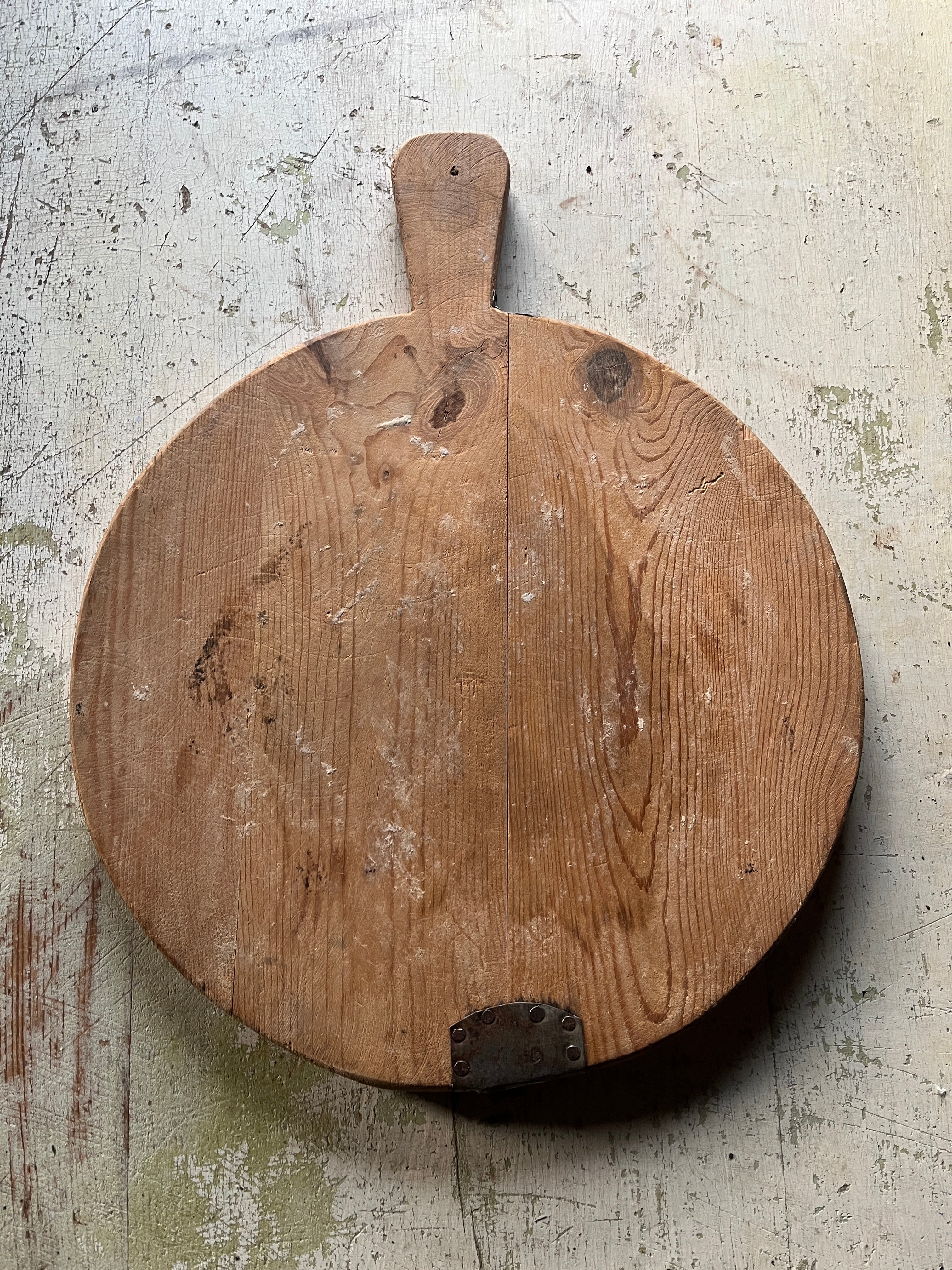 Rund vintage fjøl i tre med håndtak brukt som pizzafjøl diameter 36 cm