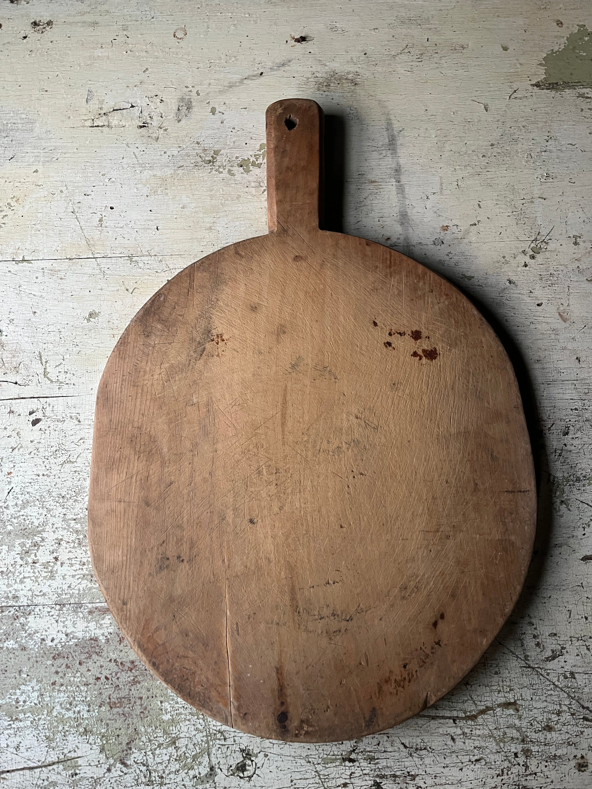 Rund vintage pizzafjøl bakside i tre 39x35 cm med lys patina og håndtak