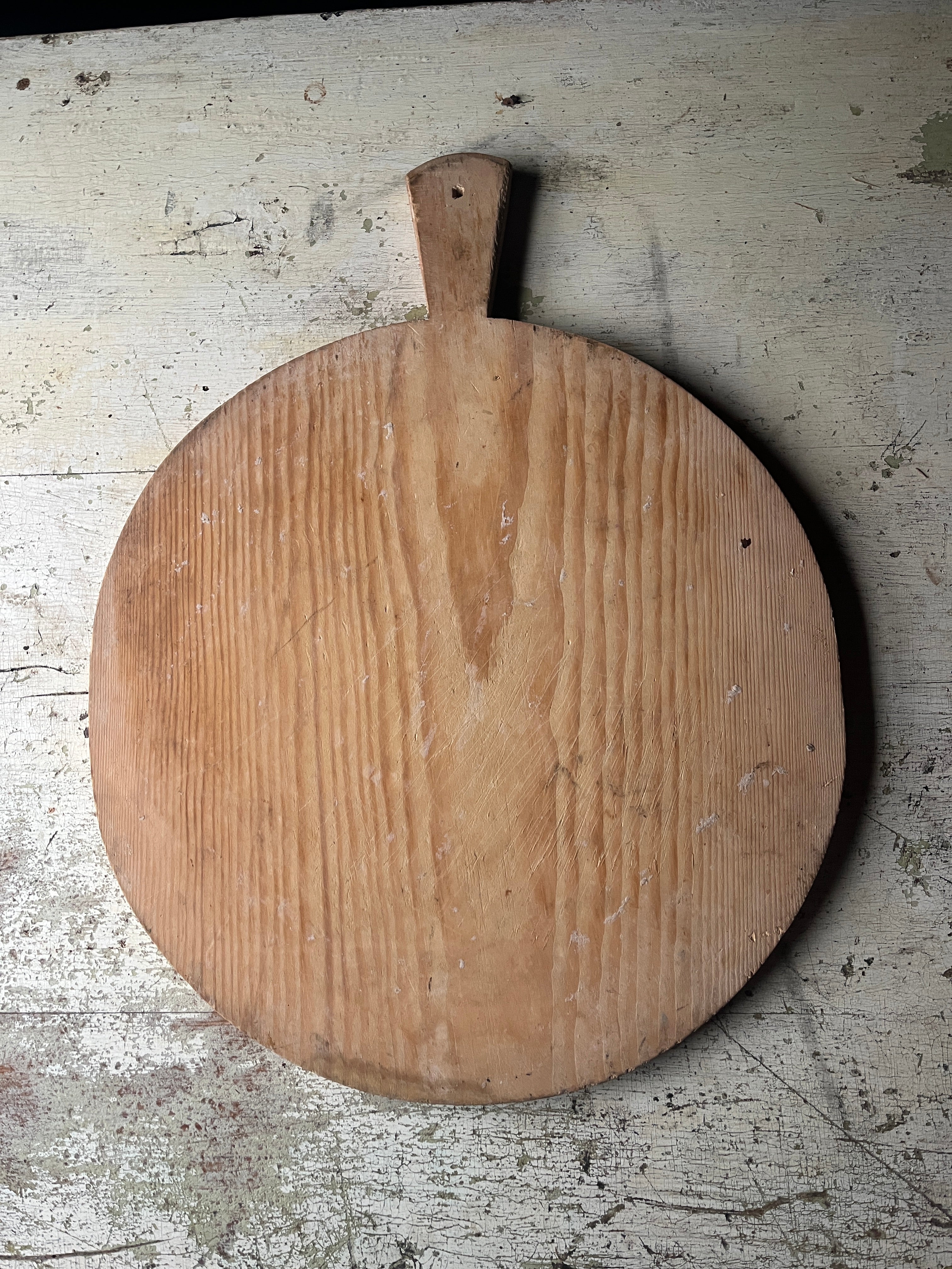 Rund vintage pizzafjøl i tre 40x38 cm med lys patina og håndtak