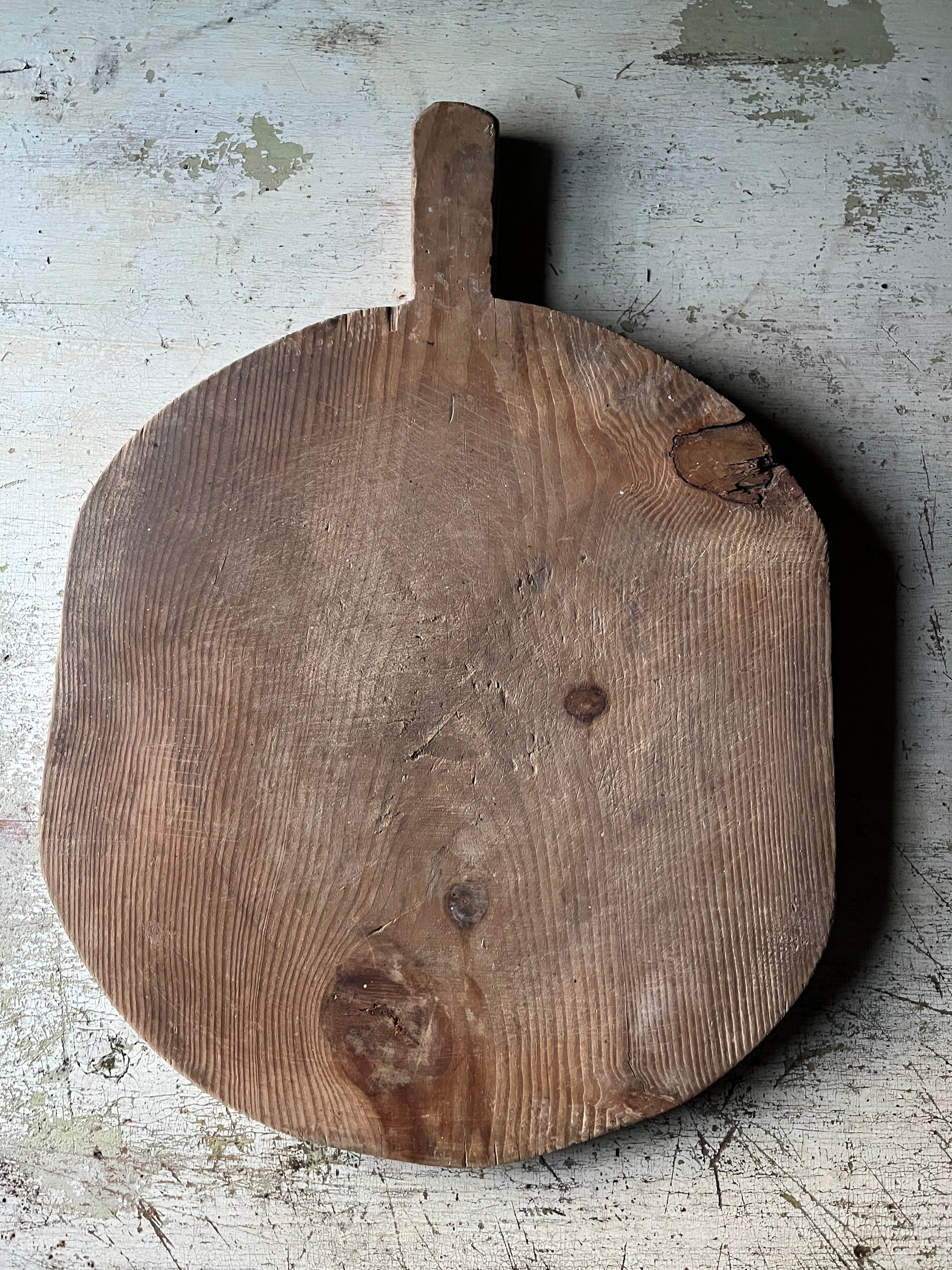 Bakside av rund vintage fjøl i tre med naturlig patina