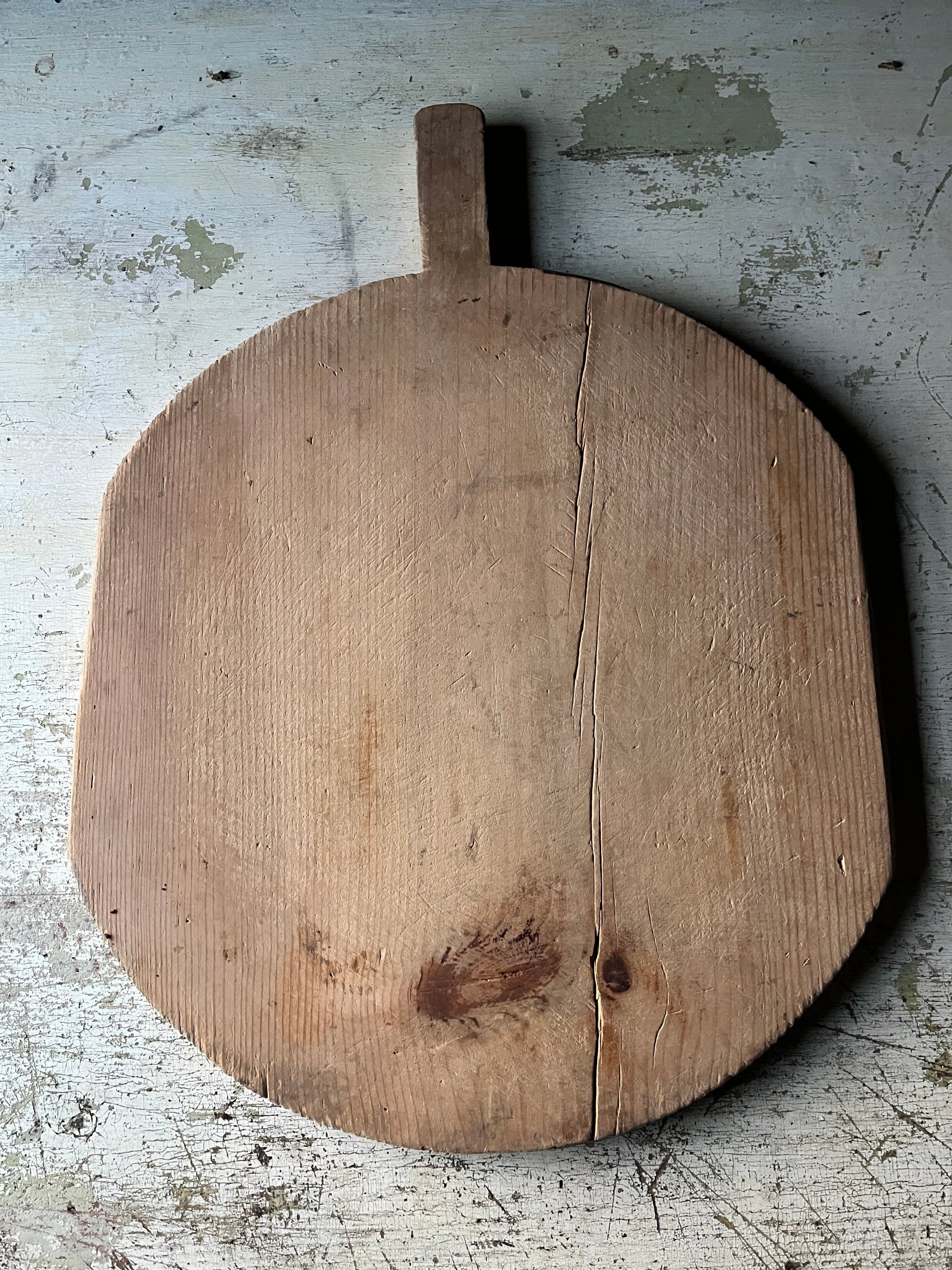 Rund vintage pizzafjøl i tre 49x44 cm med lys rustikk patina